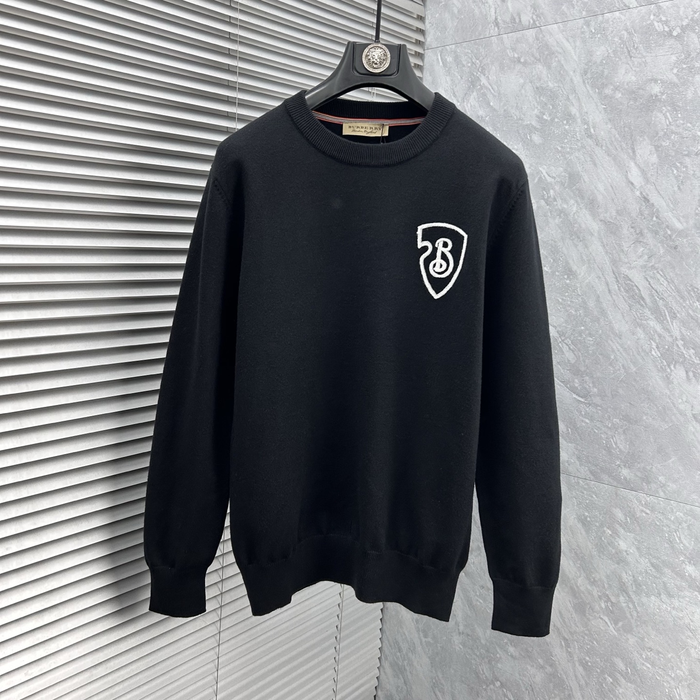 NO:595308,Burberry's 2025 autumn and winter wool blended round-neck knitted sweater is made of imported custom yarn. The upper body is comfortable and warm. It is on sale at the counter at the same time. Complete with three standards. Size: M-3XL,, burberry, sweaters, alexander wang19860909巴宝‘’2025秋冬羊毛混纺圆领针织毛衣,采用进口定制纱线,上身舒适保暖,专柜同步在售.三标齐全. 码数: M-3XL,,burberry,sweaters,alexander wang,Men's clothing