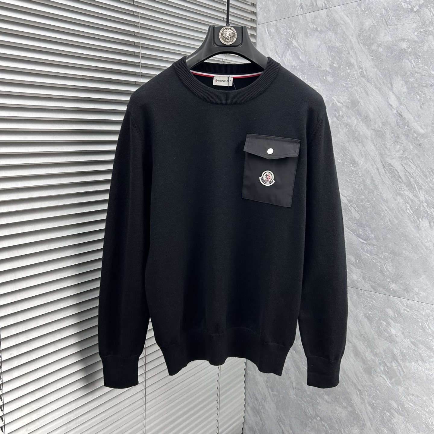 NO:595311,Meng's 2025 autumn and winter wool blended round-neck knitted sweater, using imported custom yarn, the upper body is comfortable and warm, and is on sale at the counter simultaneously. Three standards are complete. Size: M-3XL,,sweaters,alexander wang19860909蒙‘’2025秋冬羊毛混纺圆领针织毛衣,采用进口定制纱线,上身舒适保暖,专柜同步在售.三标齐全. 码数: M-3XL,,sweaters,alexander wang,Men's clothing