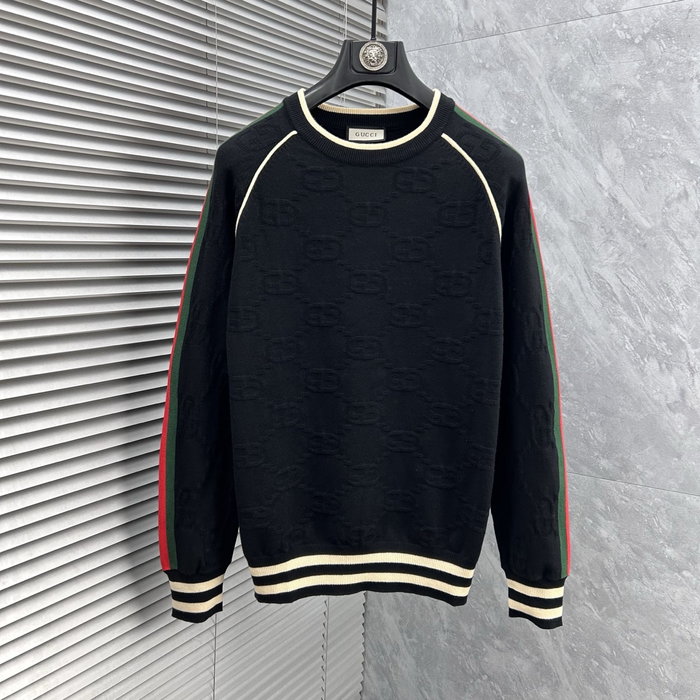 NO:595312,Ancient's 2025 autumn and winter wool blended round neck knitted sweater, using imported custom yarn, the upper body is comfortable and warm, and is on sale at the counter at the same time. Three standards are complete. Size: M-3XL,,sweaters,alexander wang19860909古‘’2025秋冬羊毛混纺圆领针织毛衣,采用进口定制纱线,上身舒适保暖,专柜同步在售.三标齐全. 码数: M-3XL,,sweaters,alexander wang,Men's clothing