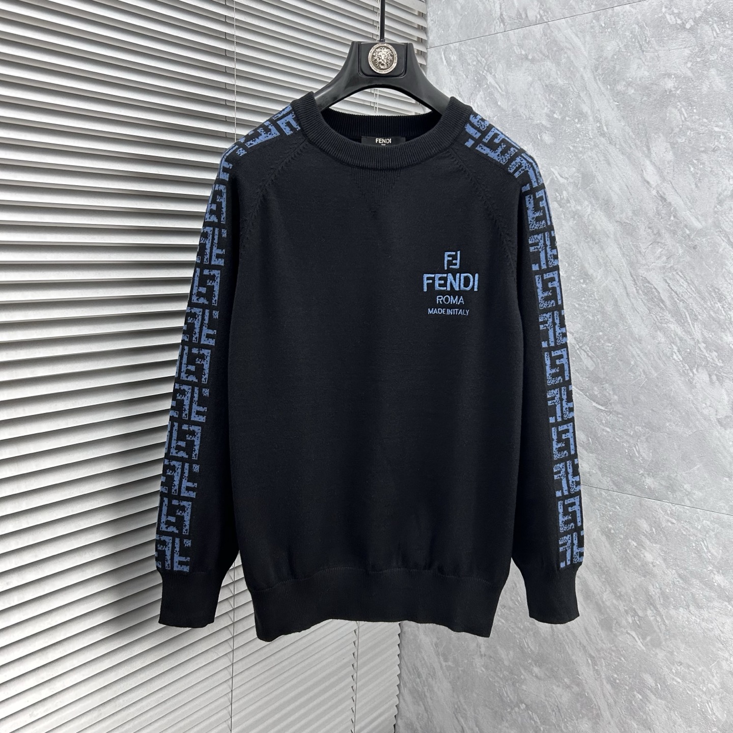 NO:595314,Fen's 2025 autumn and winter wool blended round-neck knitted sweater, using imported custom yarn, the upper body is comfortable and warm, and is on sale at the counter at the same time. Three standards are complete. Size: M-3XL,,sweaters,alexander wang19860909芬‘’2025秋冬羊毛混纺圆领针织毛衣,采用进口定制纱线,上身舒适保暖,专柜同步在售.三标齐全. 码数: M-3XL,,sweaters,alexander wang,Men's clothing