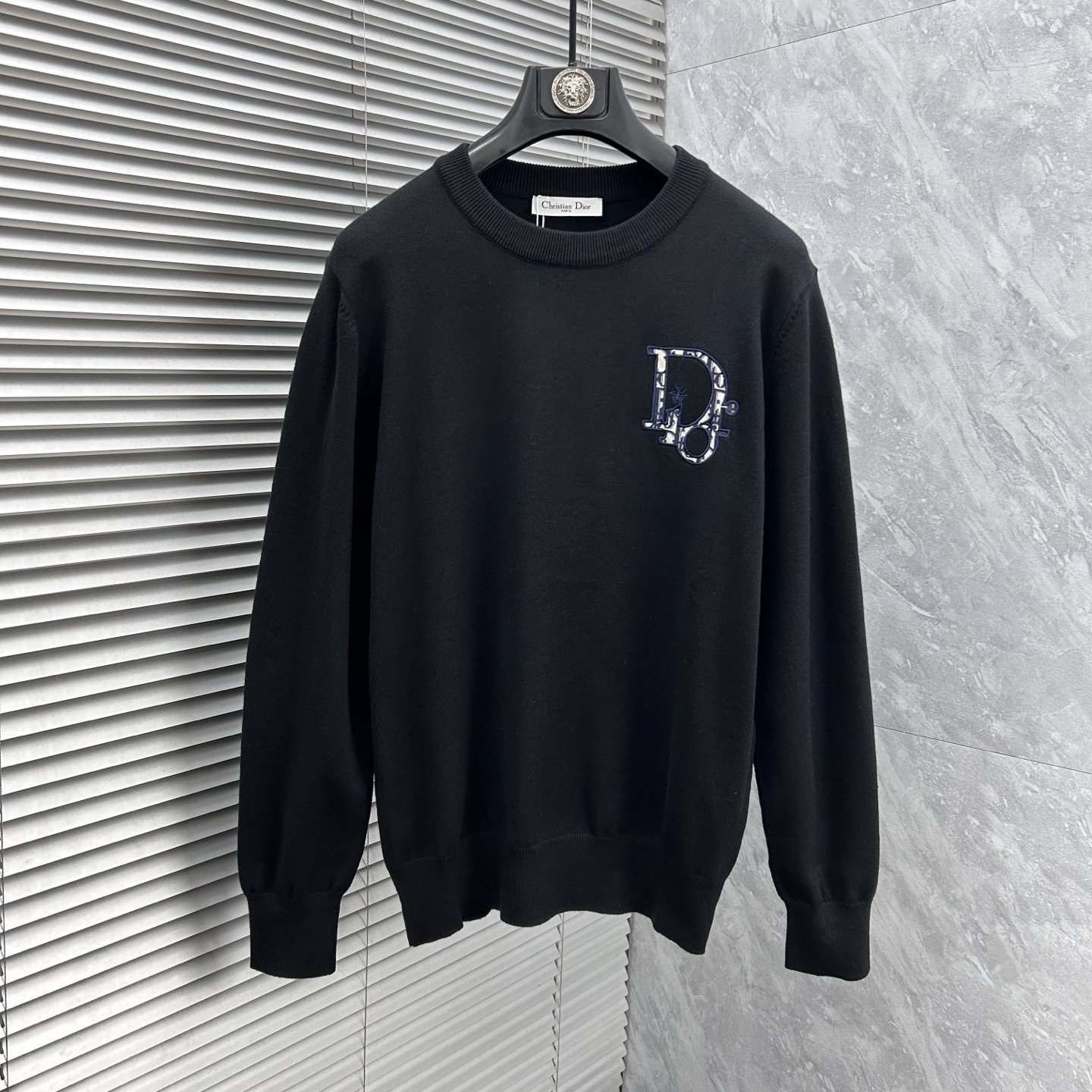 NO:595316,dr‘’2025 autumn and winter wool blended round neck knitted sweater, using imported custom yarn, the upper body is comfortable and warm, and is on sale at the counter at the same time. Complete with three standards. Size: M-3XL,,sweaters,alexander wang19860909dr‘’2025秋冬羊毛混纺圆领针织毛衣,采用进口定制纱线,上身舒适保暖,专柜同步在售.三标齐全. 码数: M-3XL,,sweaters,alexander wang,Men's clothing