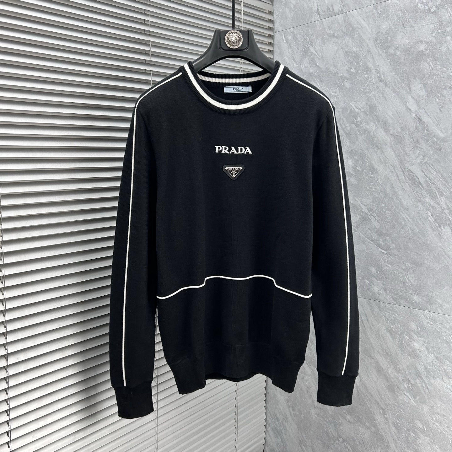 NO:595318,Prada’s 2025 autumn and winter wool blended round-neck knitted sweater uses imported custom-made yarn. The upper body is comfortable and warm. It is on sale at the counter at the same time. Complete with three labels. Size: M-3XL, prada, sweaters, alexander wang19860909普拉’2025秋冬羊毛混纺圆领针织毛衣,采用进口定制纱线,上身舒适保暖,专柜同步在售.三标齐全. 码数: M-3XL,,prada,sweaters,alexander wang,Men's clothing