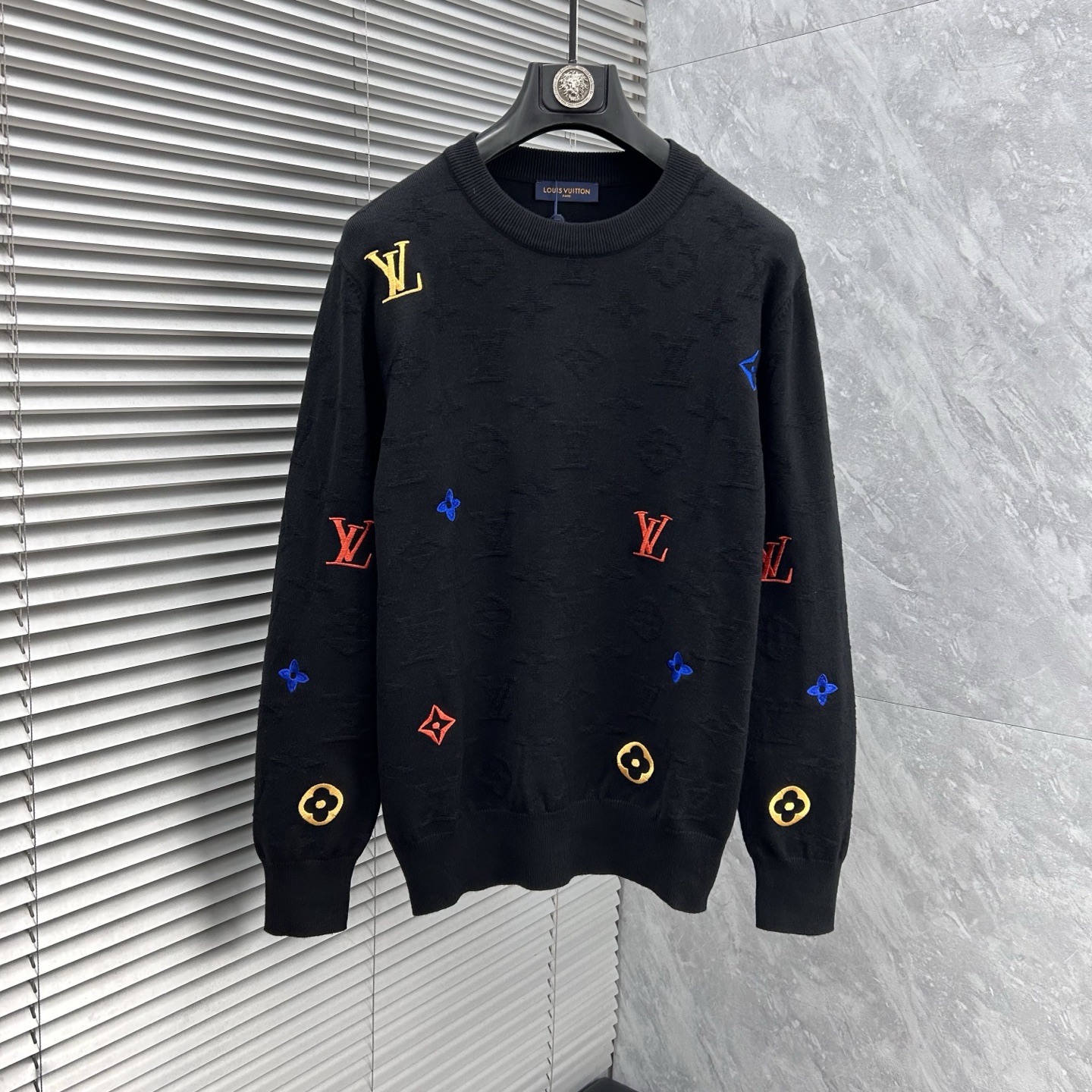 NO:595320,Lv‘’2025 autumn and winter wool blended round-neck knitted sweater, using imported custom yarn, the upper body is comfortable and warm, and is on sale at the counter simultaneously. Three labels are complete. Size: M-3XL, Louis Vuitton, Sweaters, Alexander Wang19860909Lv‘’2025秋冬羊毛混纺圆领针织毛衣,采用进口定制纱线,上身舒适保暖,专柜同步在售.三标齐全. 码数: M-3XL,,louis vuitton,sweaters,alexander wang,Men's clothing
