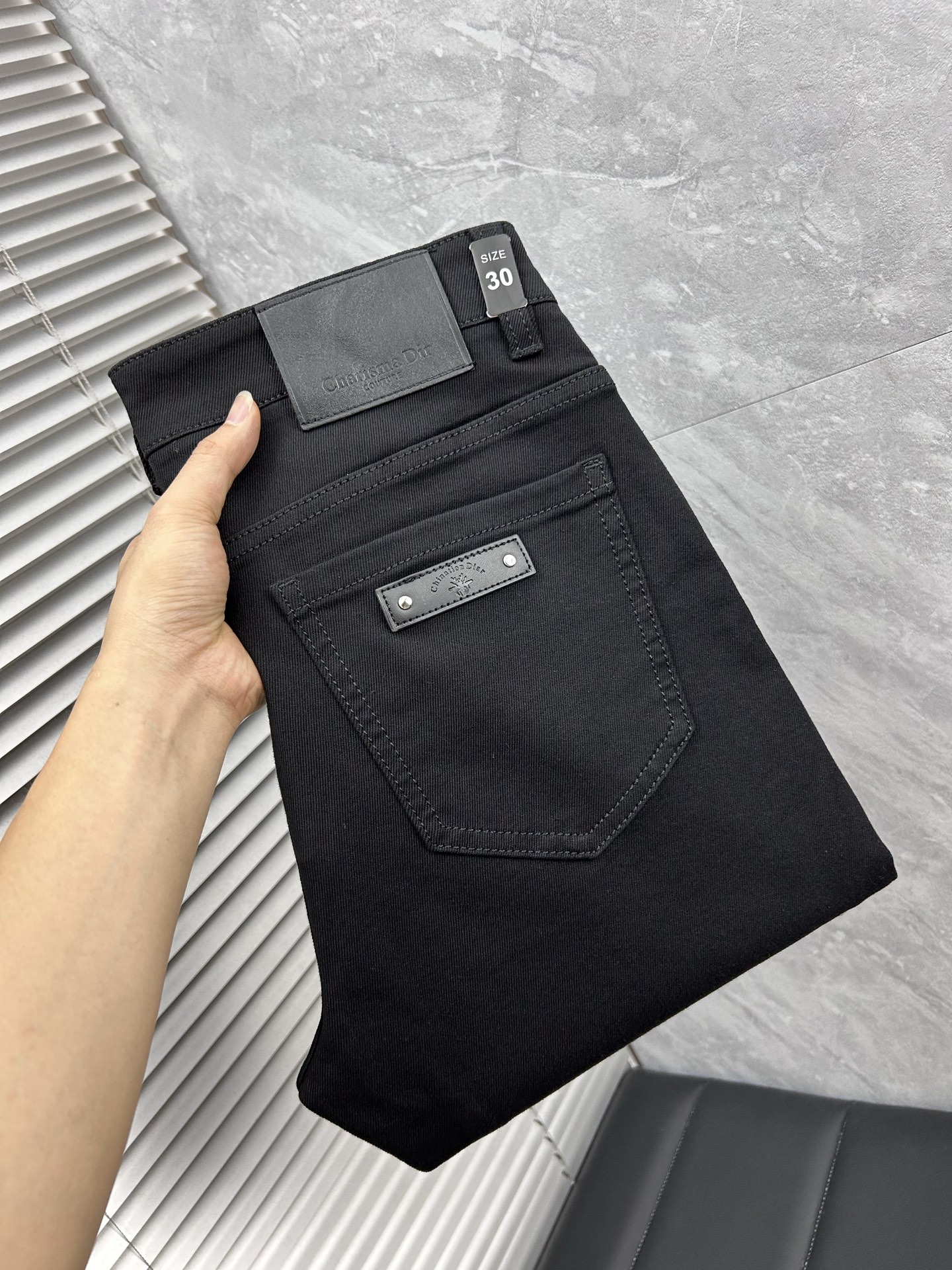 NO:877327,dr'' high-end customization, the latest jeans for spring and summer 2026, are available simultaneously at the counter. Original customization. Customer-supplied hardware accessories. Original quality. Imported solid-color denim elastic fabric. Heavy washing. Fine workmanship and routing. Excellent upper body!  The preferred items are complete with three standards.…………………………………………………… Size29-38,,jeans,19860909dr‘’高端定制、2026春夏最新款牛仔裤 柜台同步发售 原版定制 客供五金辅料 原单品质 进口固色牛仔弹力面料 重工洗水 做工走线精细 上身绝佳！优选单品 三标齐全.…………………………………………………… Size29-38,,jeans,,Men's clothing