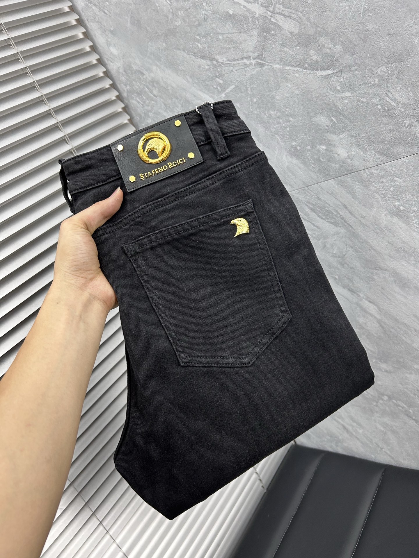 NO:877335,Steve's high-end customization, the latest 202m spring and summer jeans, are available simultaneously at the counter. Original customization. Customer-supplied hardware accessories. Original quality. Imported solid-color denim elastic fabric. Heavy washing. Fine workmanship. Excellent upper body!  The preferred items are complete with three standards.…………………………………………………… Size29-38,,jeans,19860909史蒂‘’高端定制、202m春夏最新款牛仔裤 柜台同步发售 原版定制 客供五金辅料 原单品质 进口固色牛仔弹力面料 重工洗水 做工走线精细 上身绝佳！优选单品 三标齐全.…………………………………………………… Size29-38,,jeans,,Men's clothing