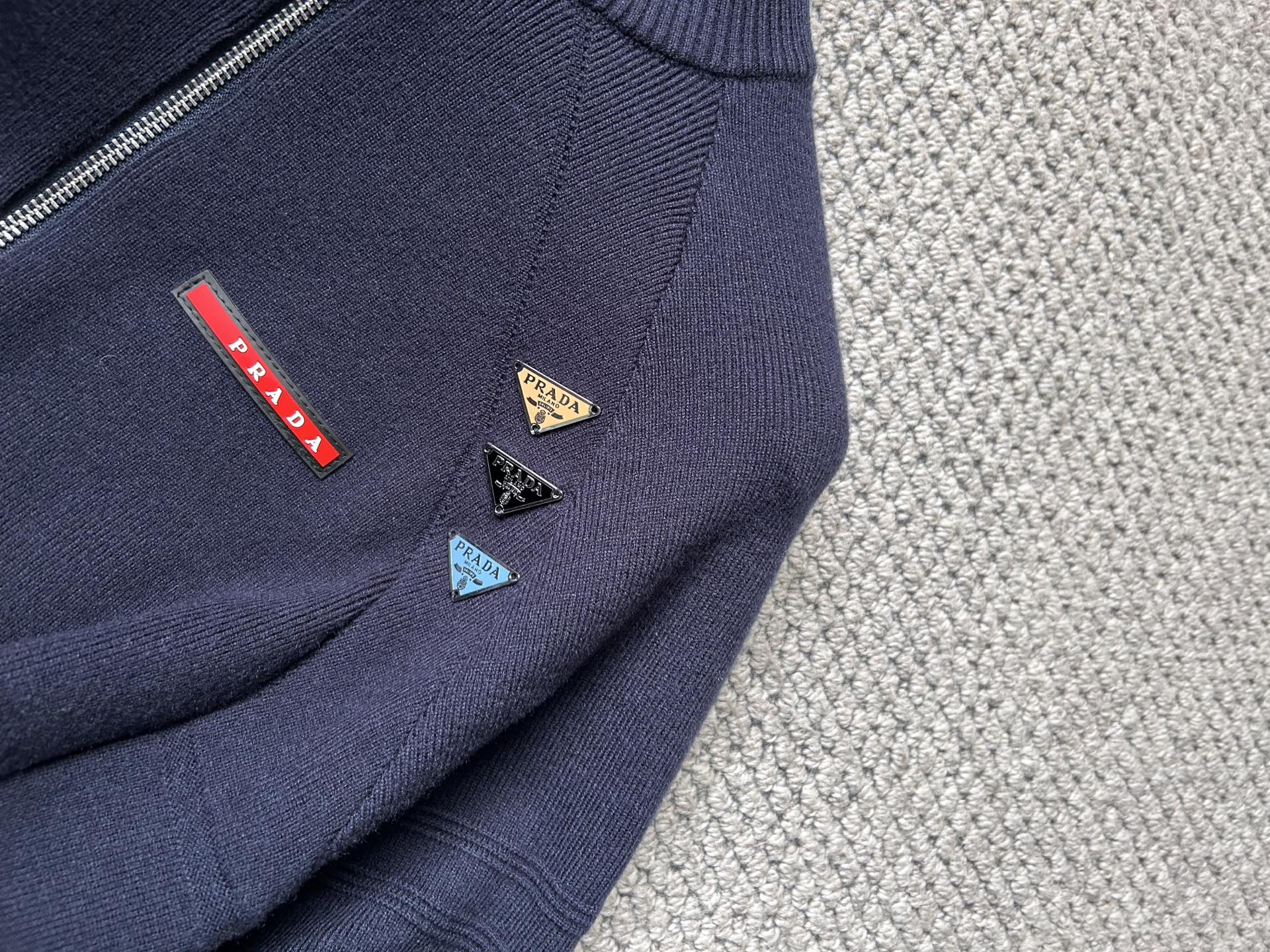 普拉‘’ 2025秋冬男士开衫外套 整衣定制定染含羊毛棉纱线，手感柔软质地亲肤，精细针织，上等品质大厂生