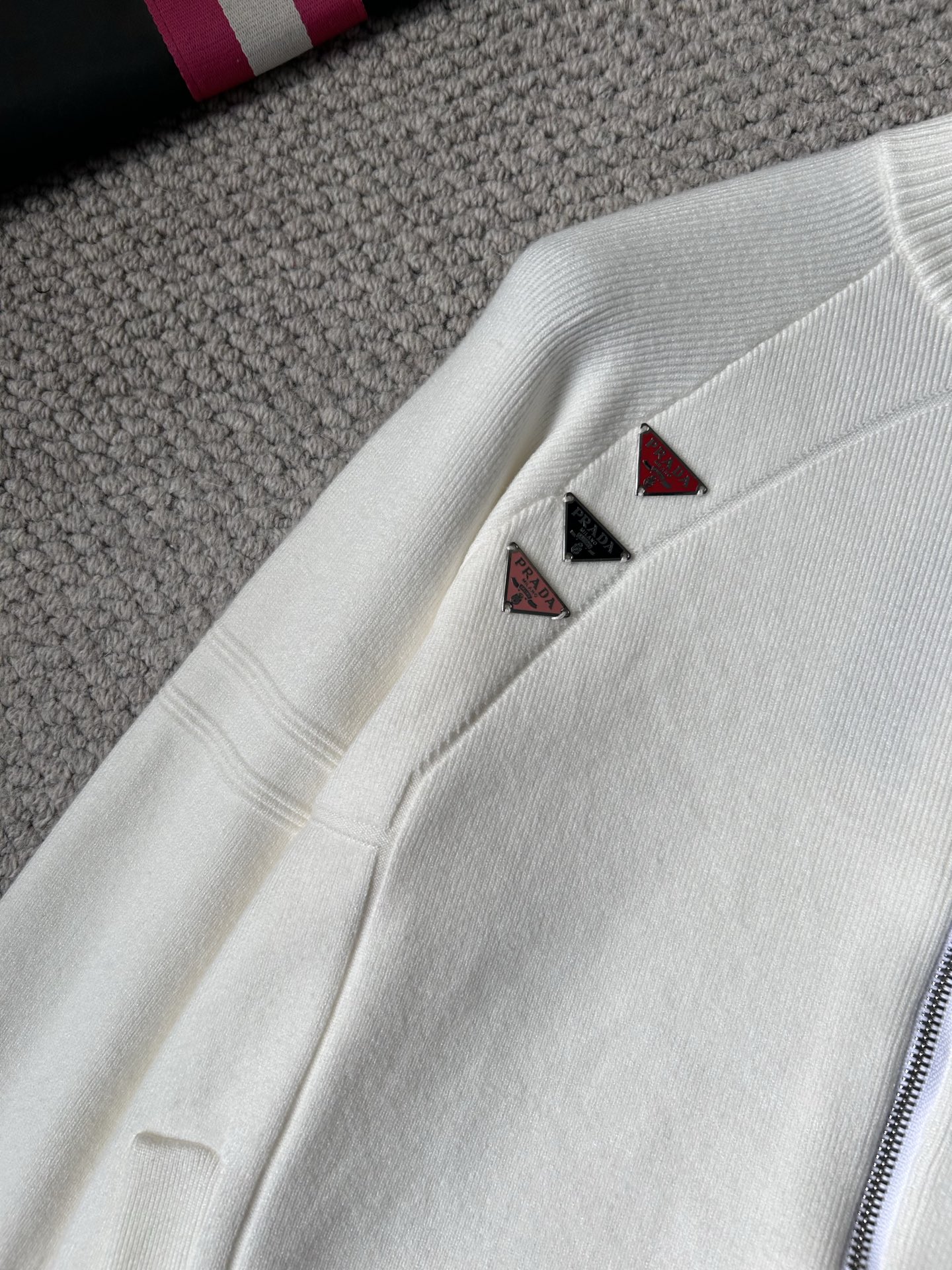 普拉‘’2025秋冬男士开衫外套 整衣定制定染含羊毛棉纱线，手感柔软质地亲肤，精细针织，上等品质大厂生产