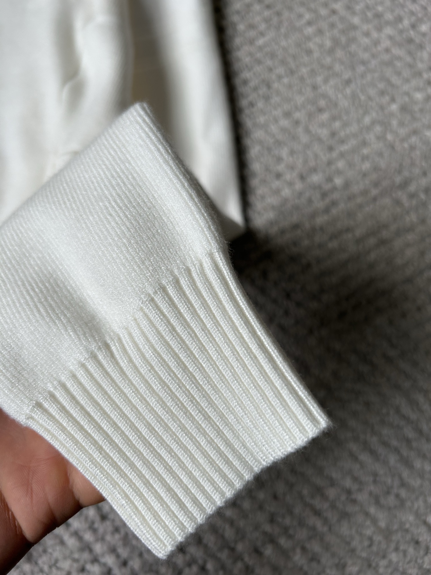 普拉‘’2025秋冬男士开衫外套 整衣定制定染含羊毛棉纱线，手感柔软质地亲肤，精细针织，上等品质大厂生产