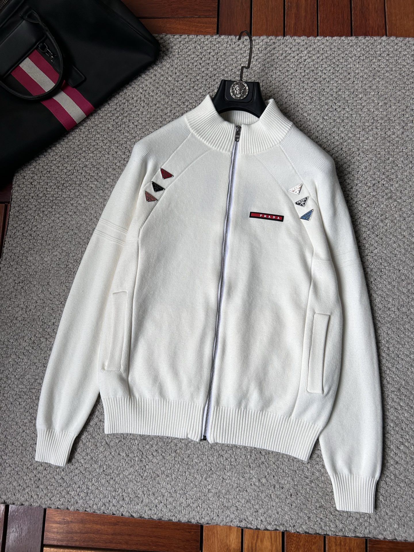 普拉‘’2025秋冬男士开衫外套 整衣定制定染含羊毛棉纱线，手感柔软质地亲肤，精细针织，上等品质大厂生产