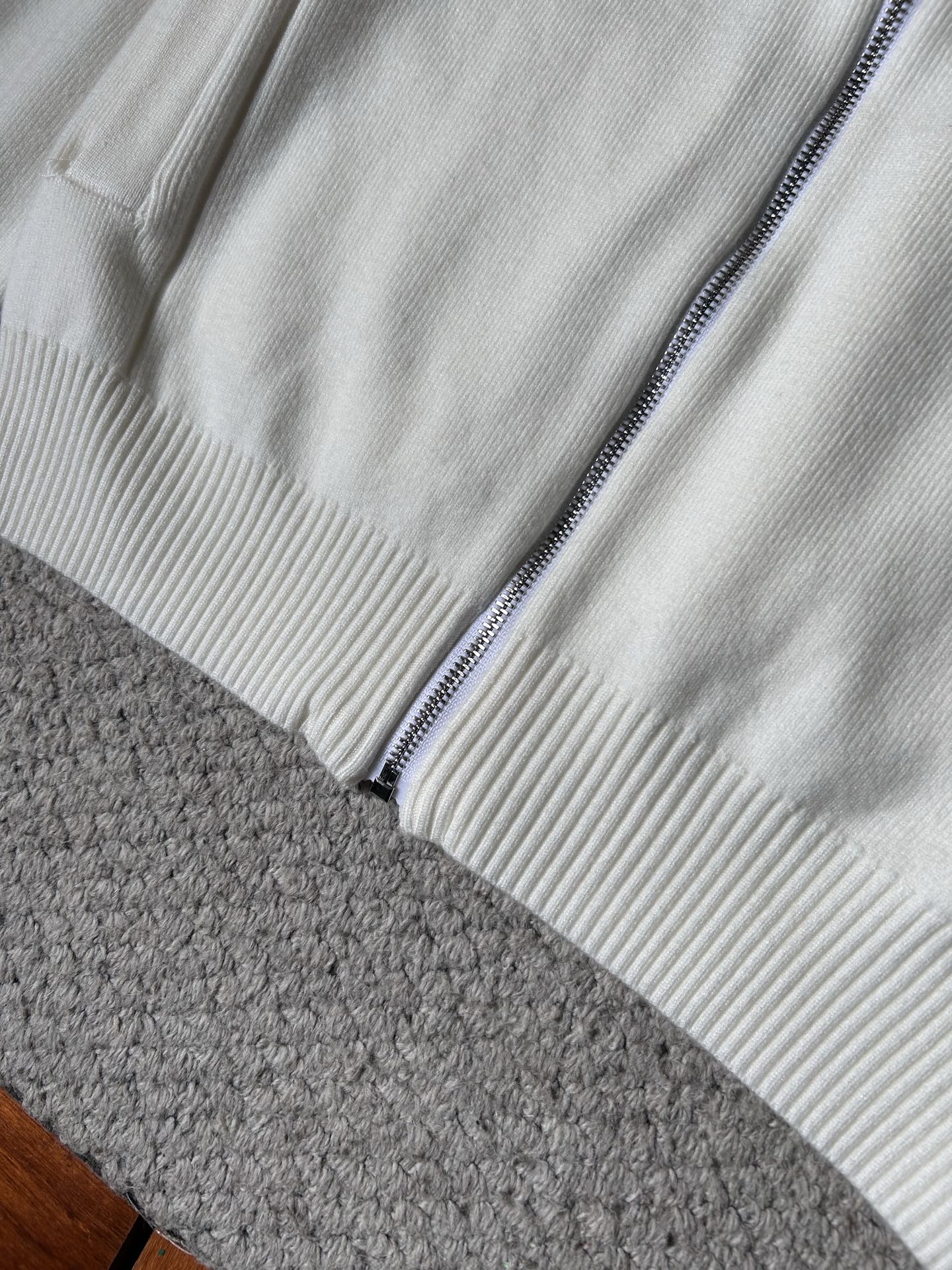 普拉‘’2025秋冬男士开衫外套 整衣定制定染含羊毛棉纱线，手感柔软质地亲肤，精细针织，上等品质大厂生产