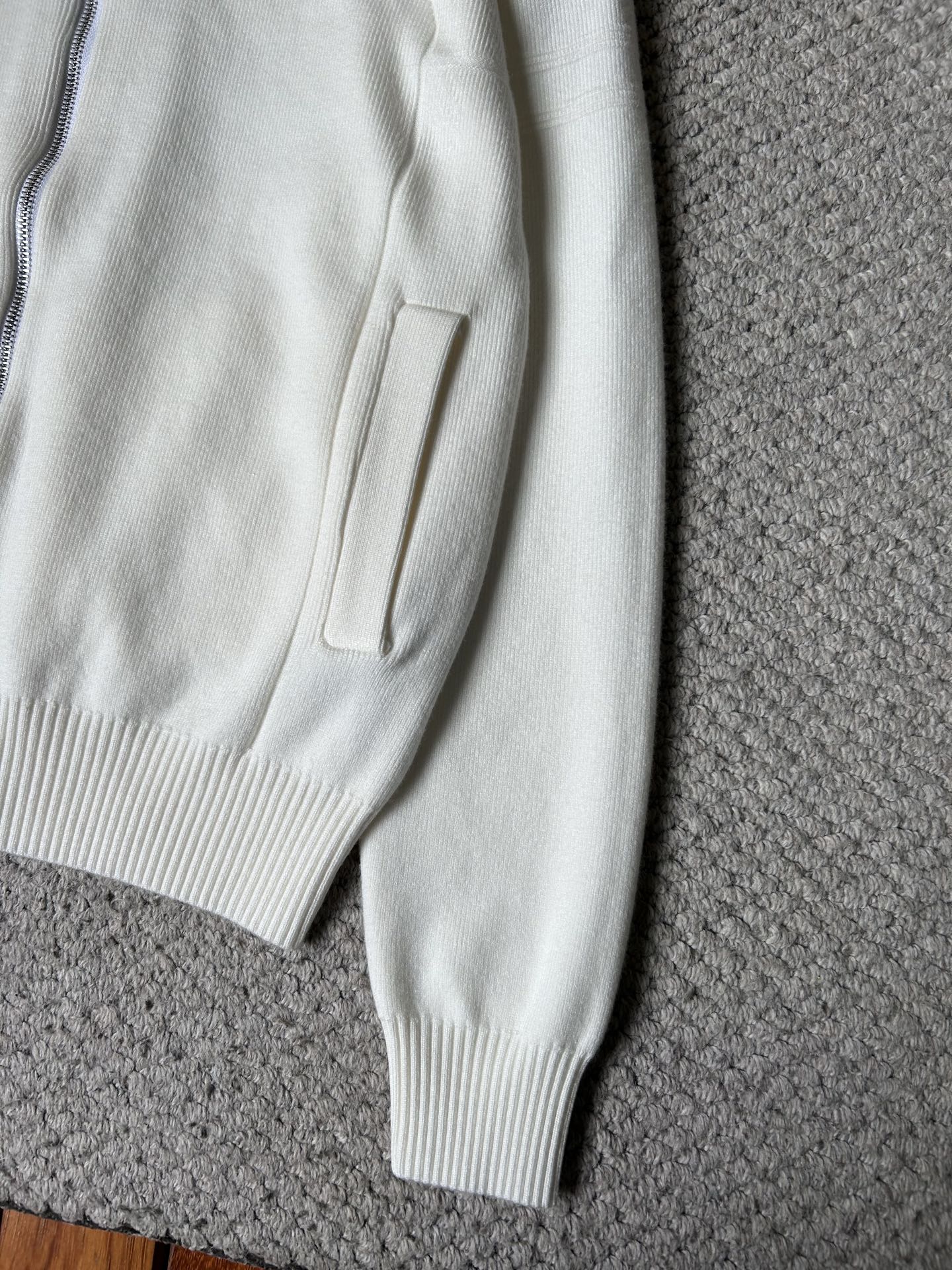 普拉‘’2025秋冬男士开衫外套 整衣定制定染含羊毛棉纱线，手感柔软质地亲肤，精细针织，上等品质大厂生产