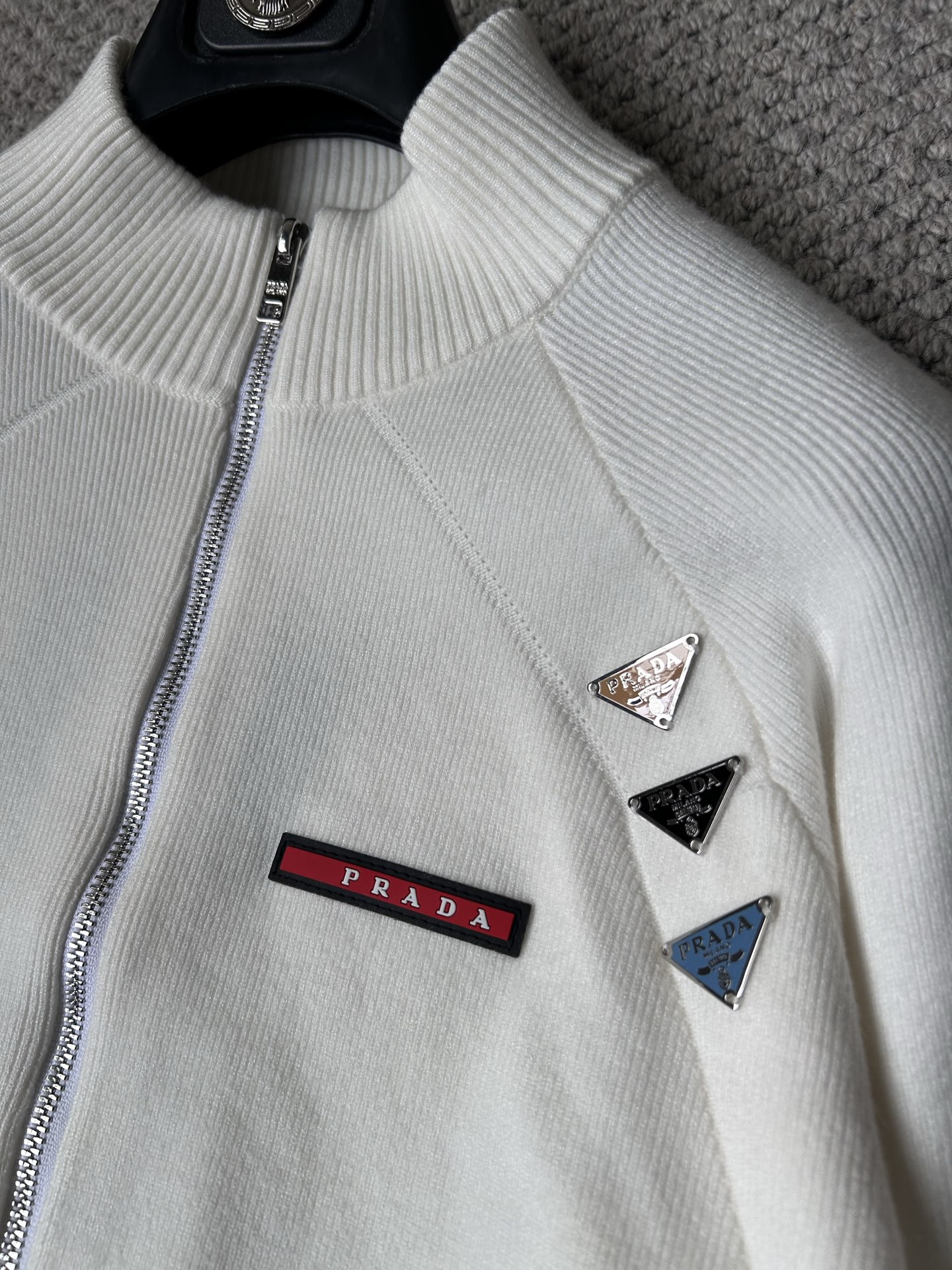 普拉‘’2025秋冬男士开衫外套 整衣定制定染含羊毛棉纱线，手感柔软质地亲肤，精细针织，上等品质大厂生产