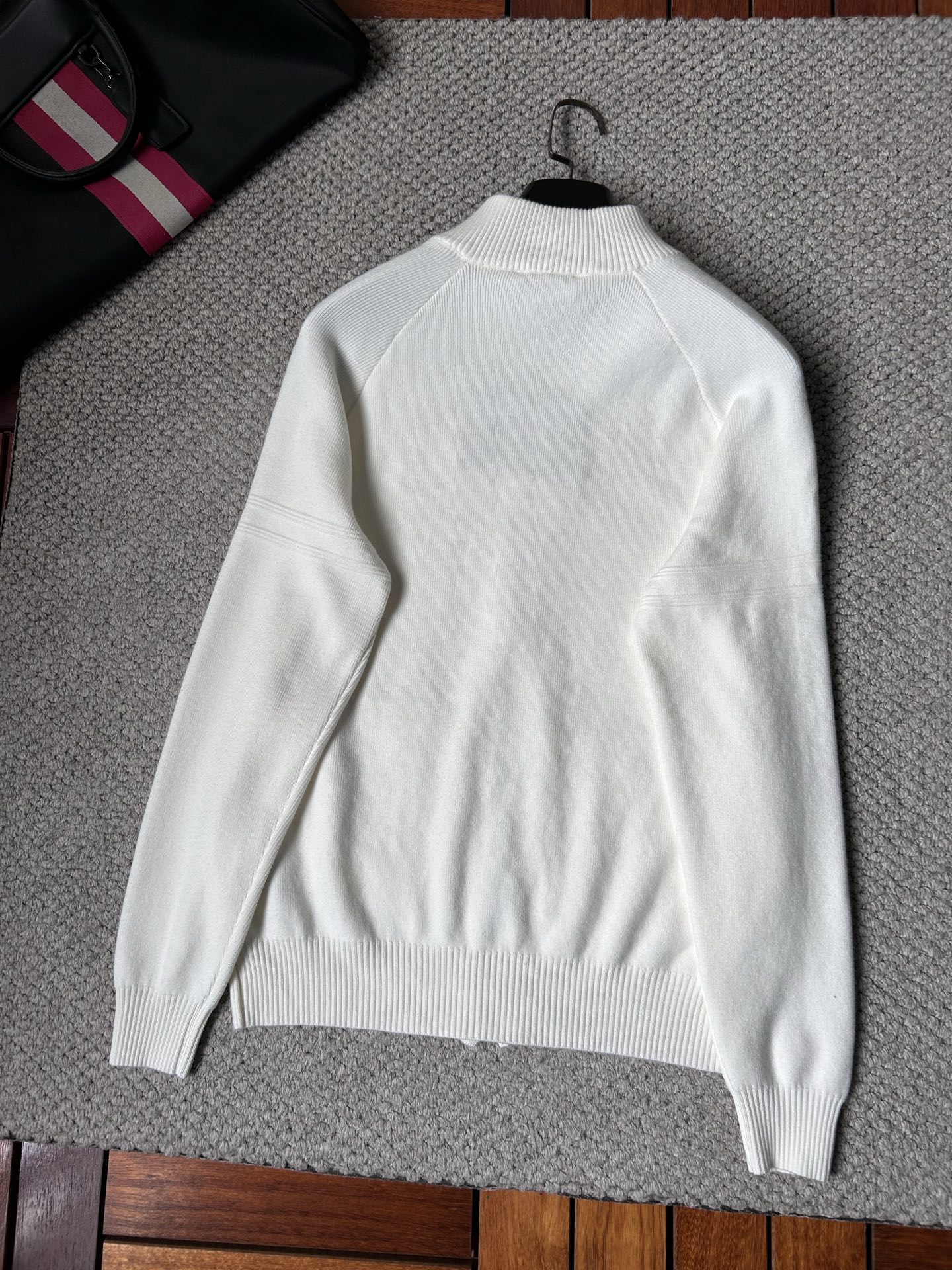 普拉‘’2025秋冬男士开衫外套 整衣定制定染含羊毛棉纱线，手感柔软质地亲肤，精细针织，上等品质大厂生产