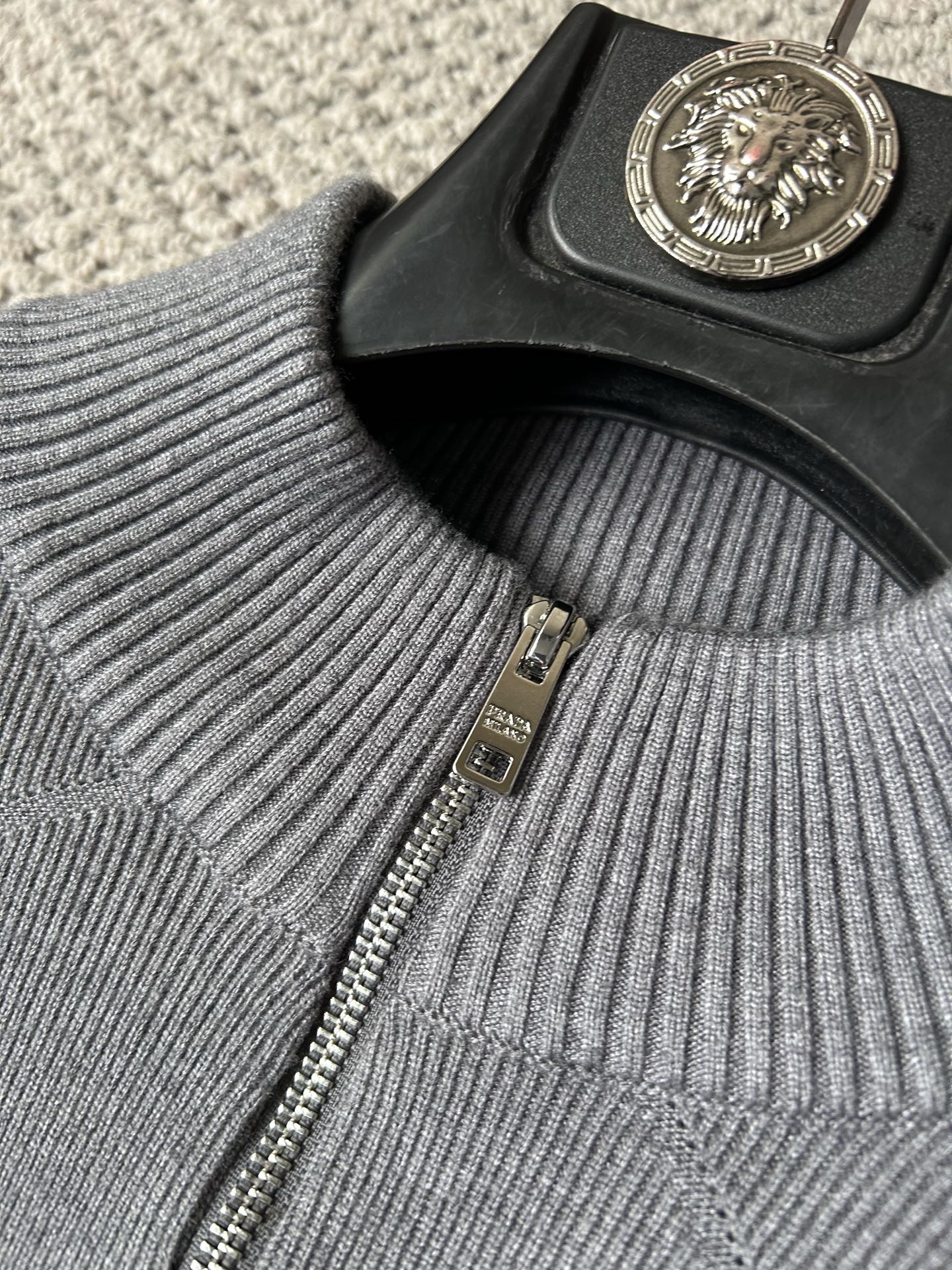 普拉‘’2025秋冬男士开衫外套 整衣定制定染含羊毛棉纱线，手感柔软质地亲肤，精细针织，上等品质大厂生产