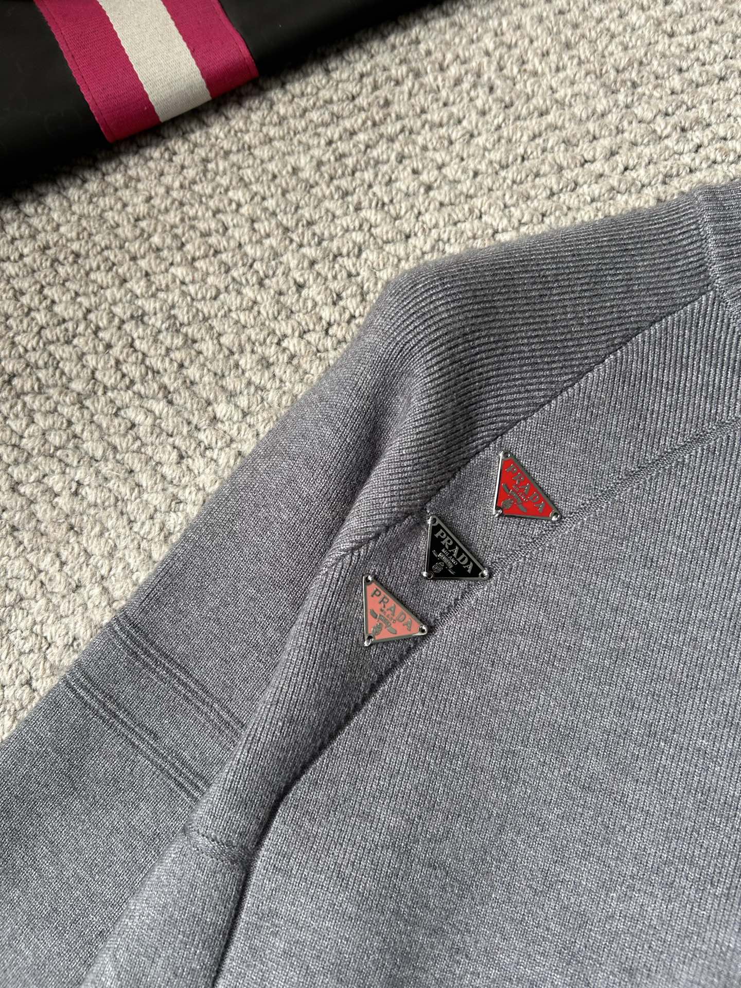 普拉‘’2025秋冬男士开衫外套 整衣定制定染含羊毛棉纱线，手感柔软质地亲肤，精细针织，上等品质大厂生产