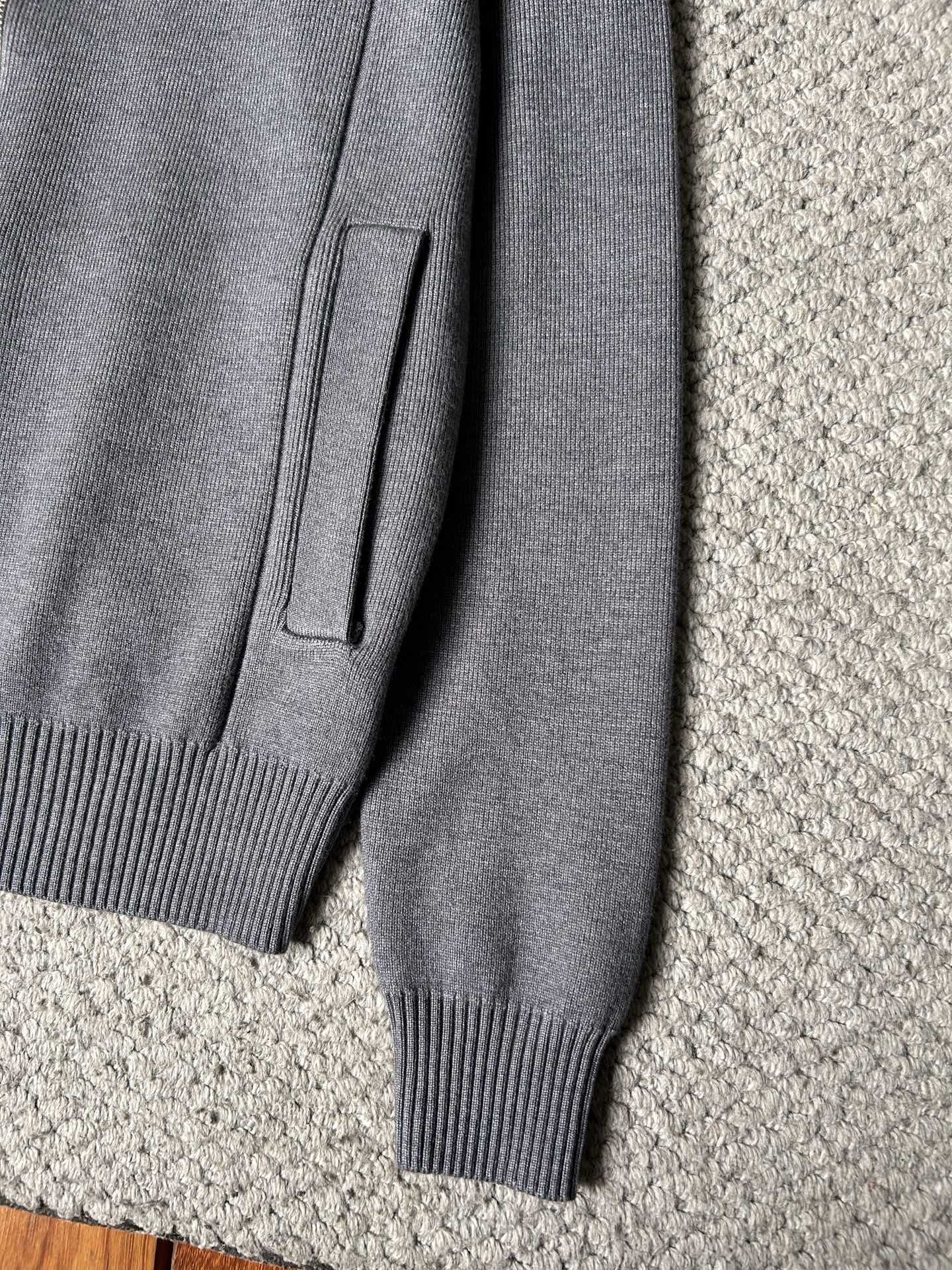 普拉‘’2025秋冬男士开衫外套 整衣定制定染含羊毛棉纱线，手感柔软质地亲肤，精细针织，上等品质大厂生产