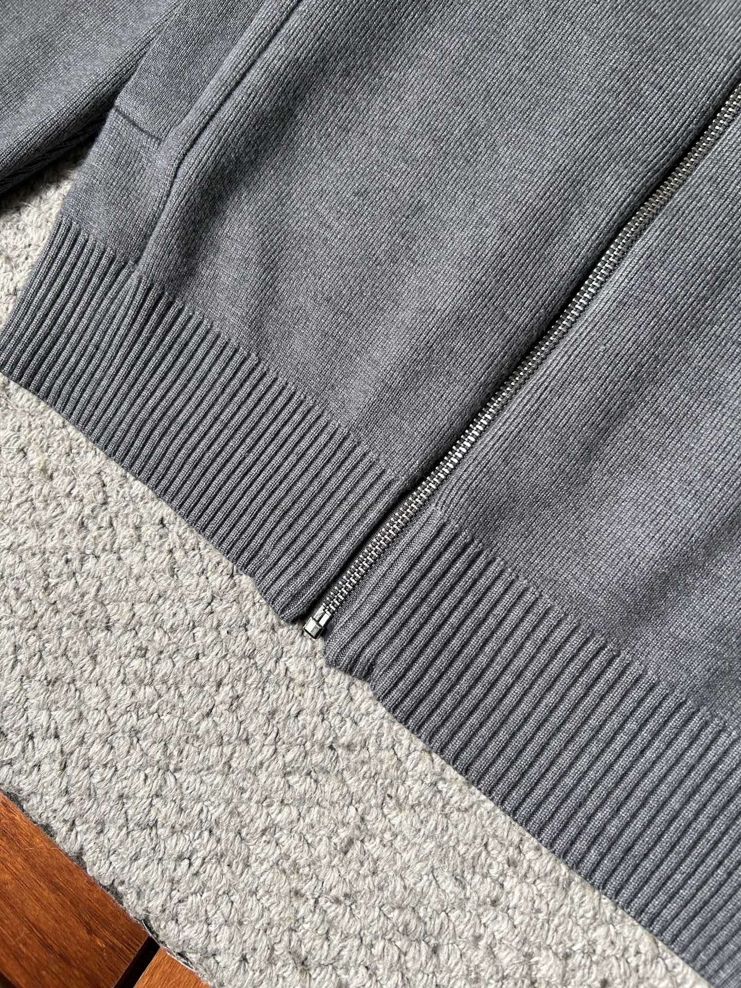 普拉‘’2025秋冬男士开衫外套 整衣定制定染含羊毛棉纱线，手感柔软质地亲肤，精细针织，上等品质大厂生产