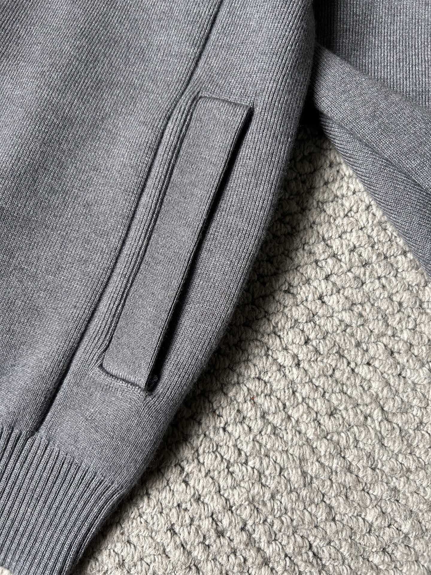 普拉‘’2025秋冬男士开衫外套 整衣定制定染含羊毛棉纱线，手感柔软质地亲肤，精细针织，上等品质大厂生产