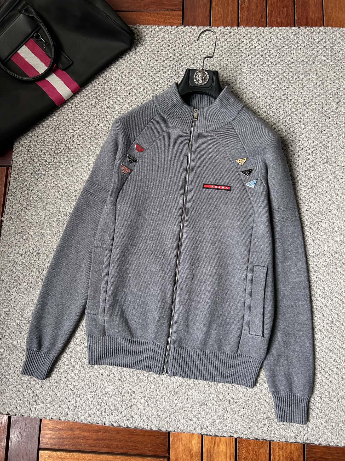 普拉‘’2025秋冬男士开衫外套 整衣定制定染含羊毛棉纱线，手感柔软质地亲肤，精细针织，上等品质大厂生产