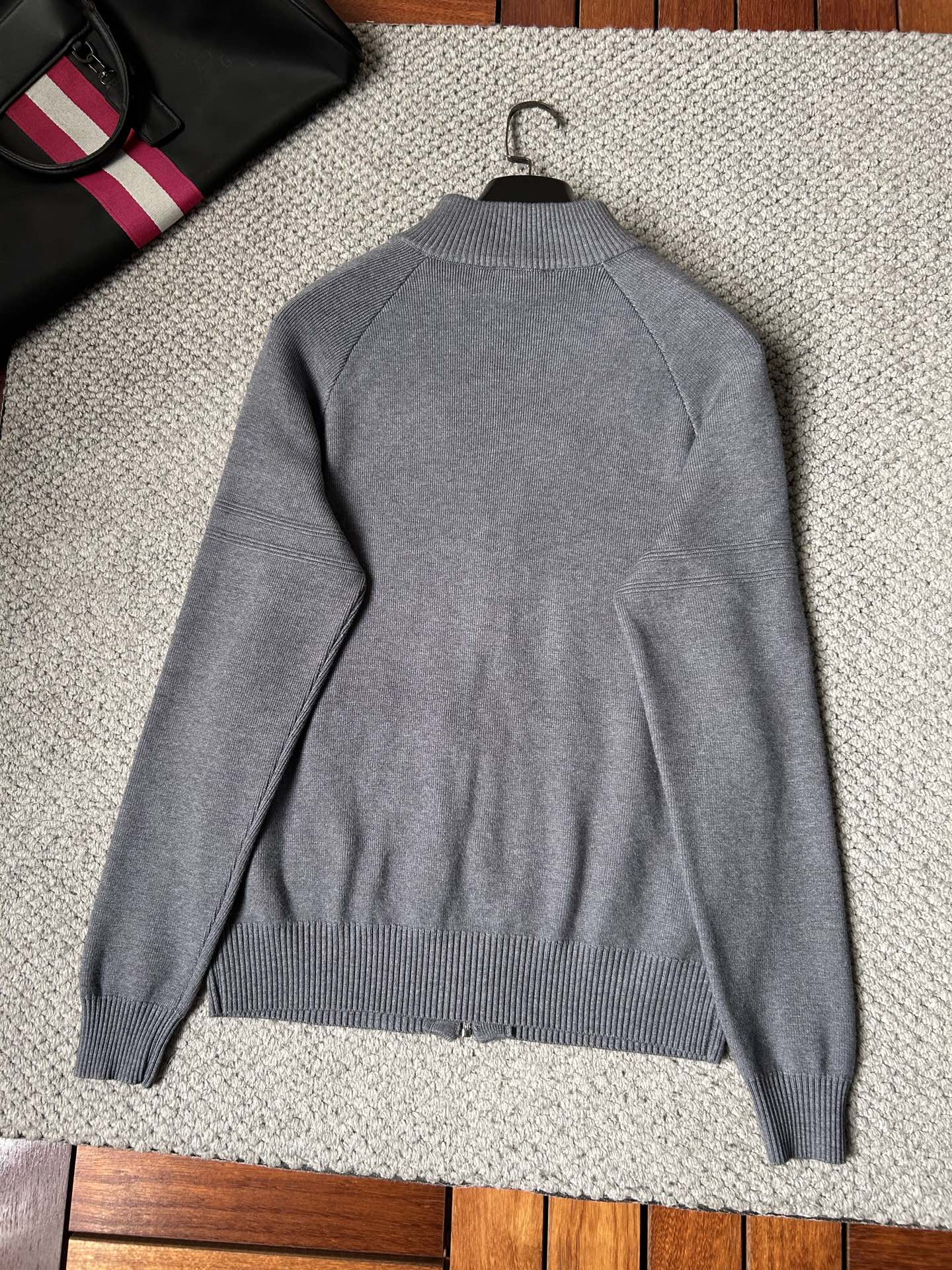 普拉‘’2025秋冬男士开衫外套 整衣定制定染含羊毛棉纱线，手感柔软质地亲肤，精细针织，上等品质大厂生产