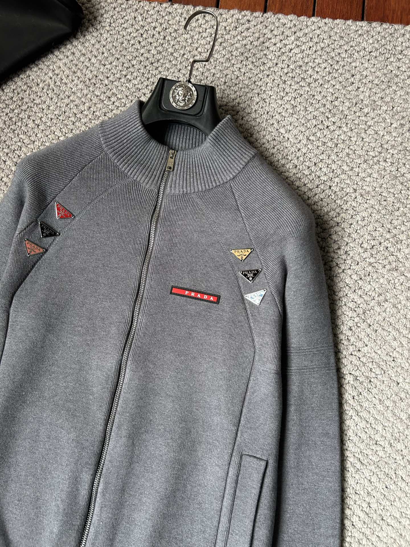 普拉‘’2025秋冬男士开衫外套 整衣定制定染含羊毛棉纱线，手感柔软质地亲肤，精细针织，上等品质大厂生产