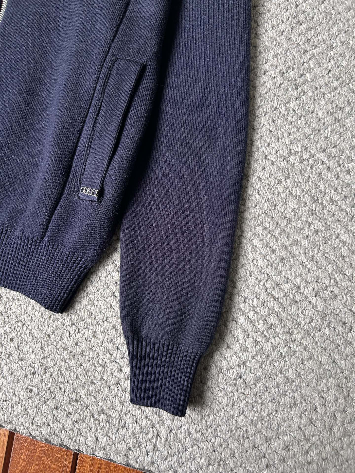 古奇2025秋冬男士开衫外套 整衣定制定染含羊毛棉纱线，手感柔软质地亲肤，精细针织，上等品质大厂生产，手