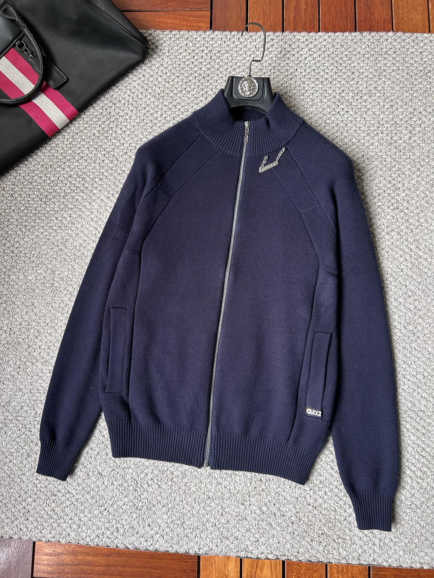 古奇2025秋冬男士开衫外套 整衣定制定染含羊毛棉纱线，手感柔软质地亲肤，精细针织，上等品质大厂生产，手