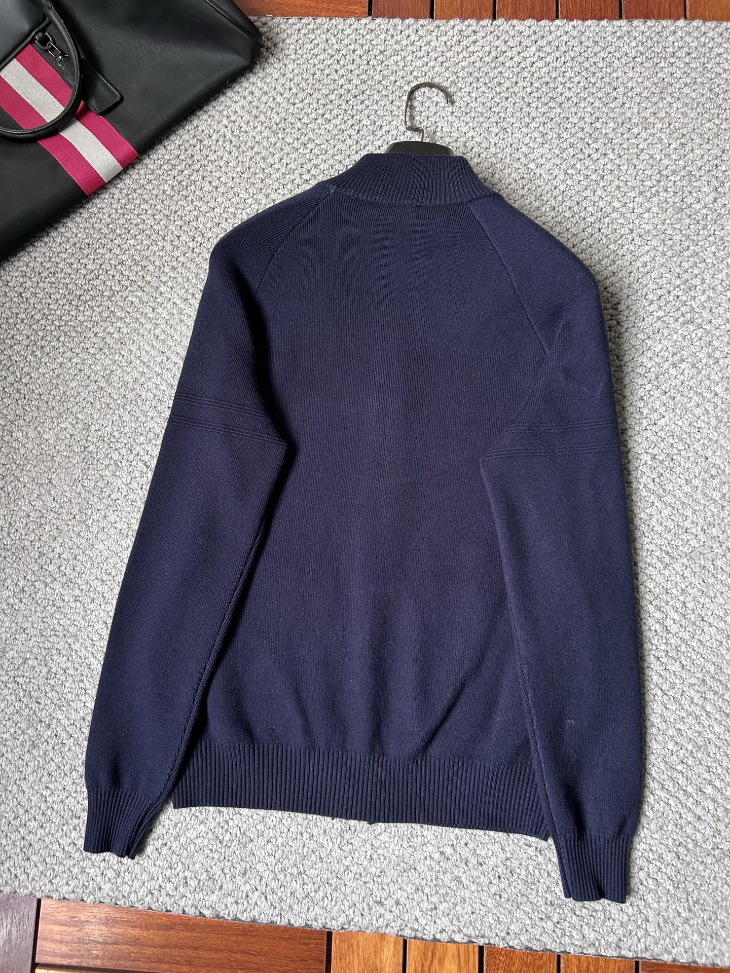 古奇2025秋冬男士开衫外套 整衣定制定染含羊毛棉纱线，手感柔软质地亲肤，精细针织，上等品质大厂生产，手