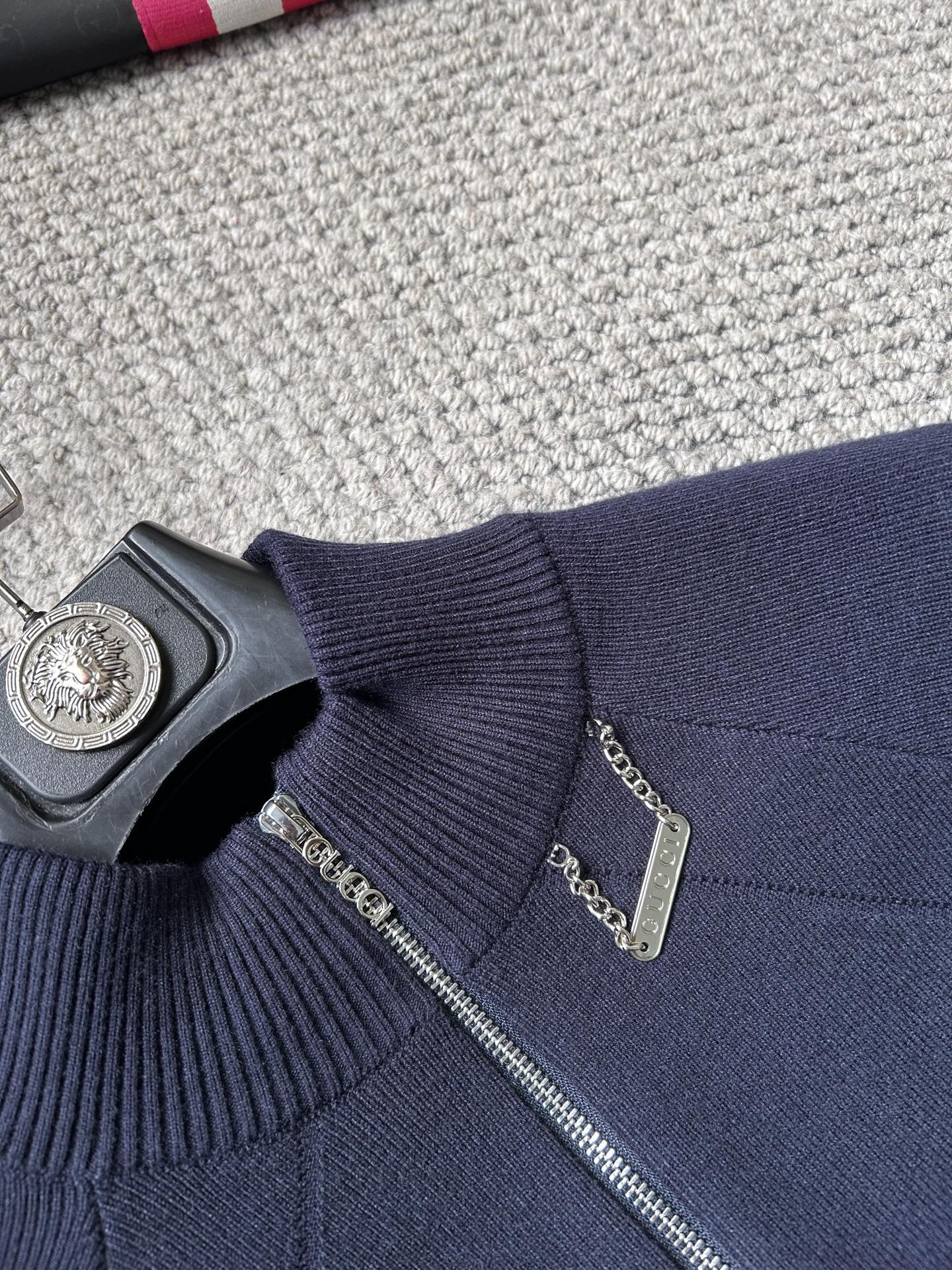 古奇2025秋冬男士开衫外套 整衣定制定染含羊毛棉纱线，手感柔软质地亲肤，精细针织，上等品质大厂生产，手