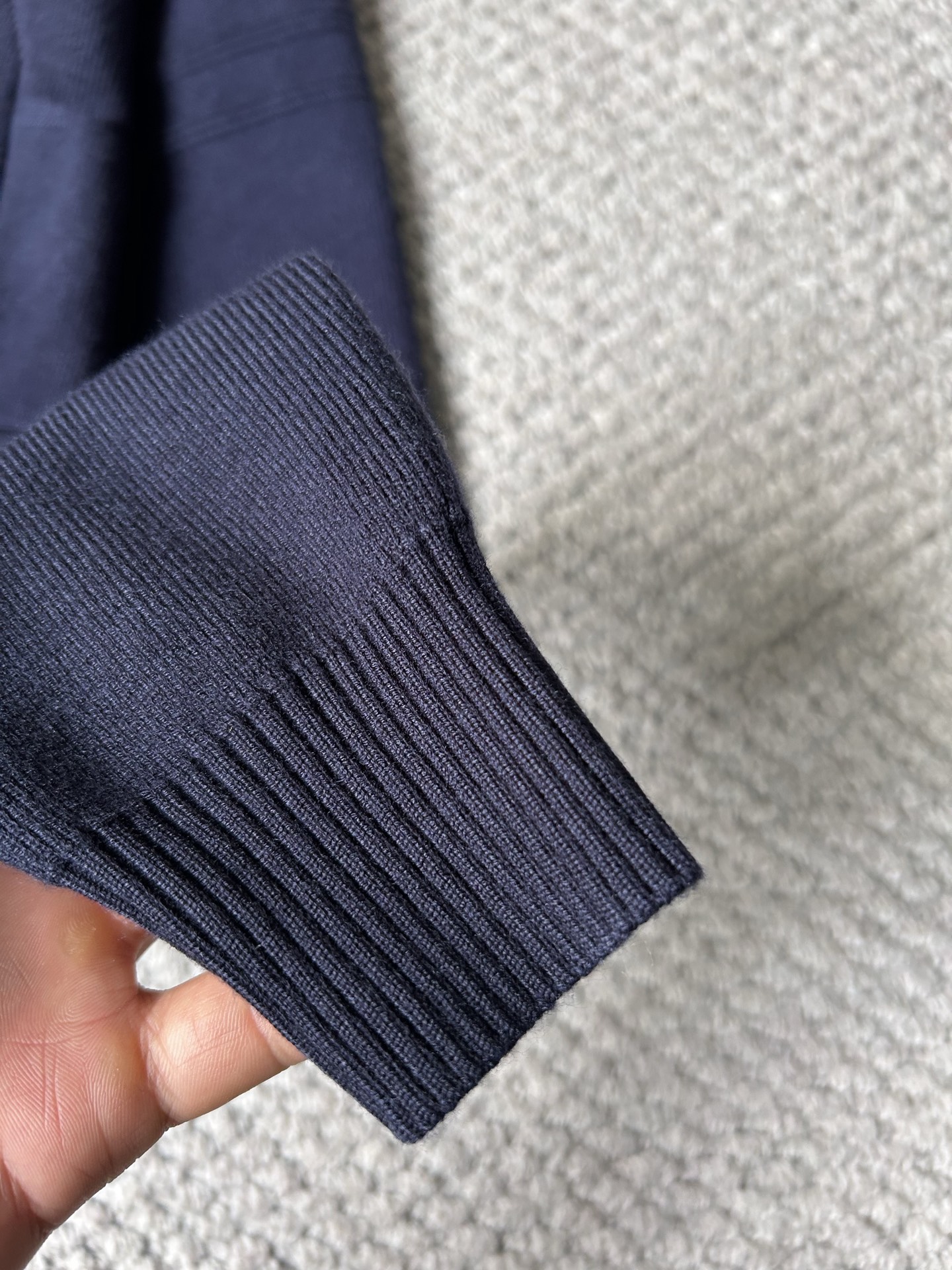 古奇2025秋冬男士开衫外套 整衣定制定染含羊毛棉纱线，手感柔软质地亲肤，精细针织，上等品质大厂生产，手