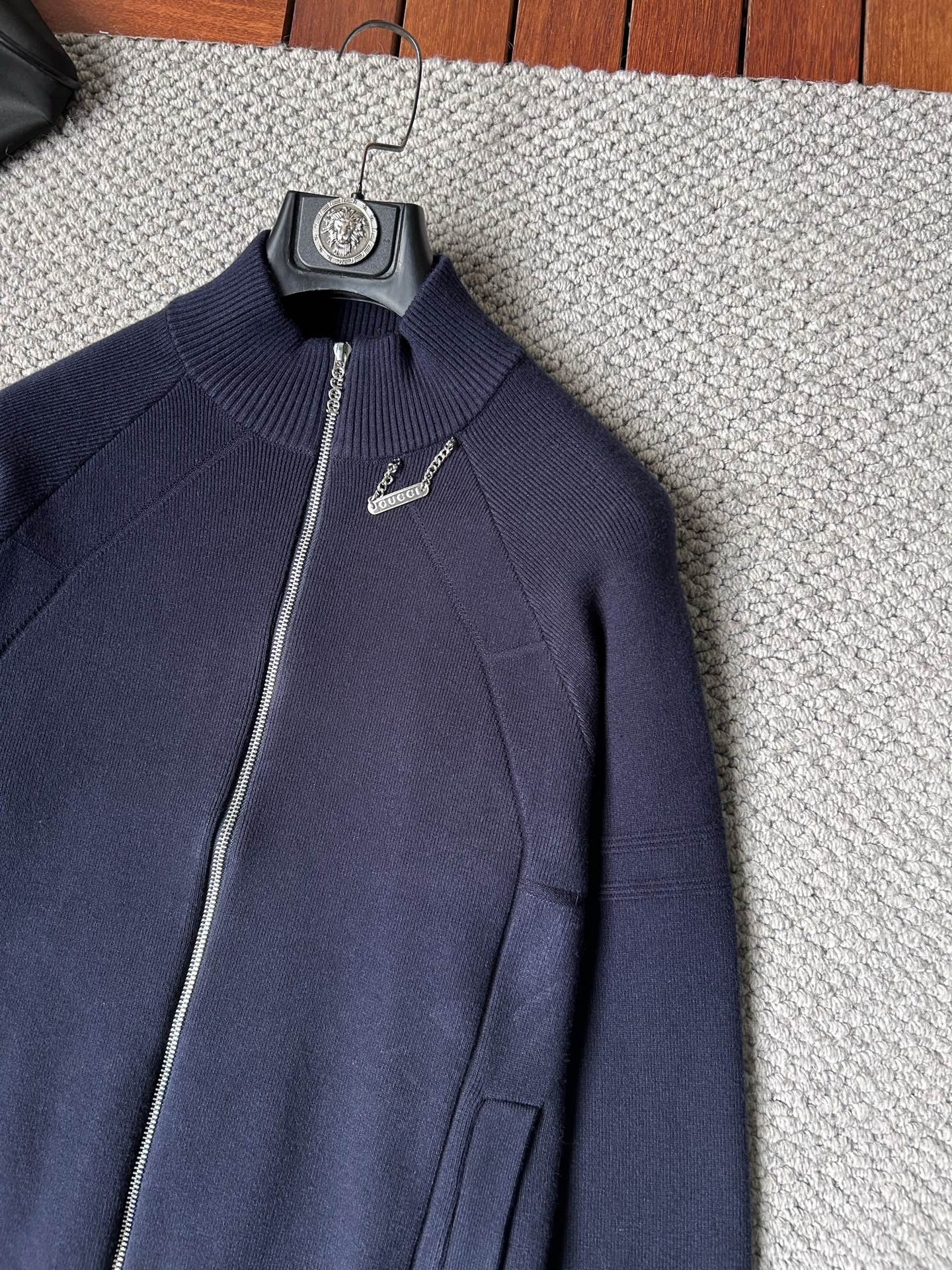 古奇2025秋冬男士开衫外套 整衣定制定染含羊毛棉纱线，手感柔软质地亲肤，精细针织，上等品质大厂生产，手