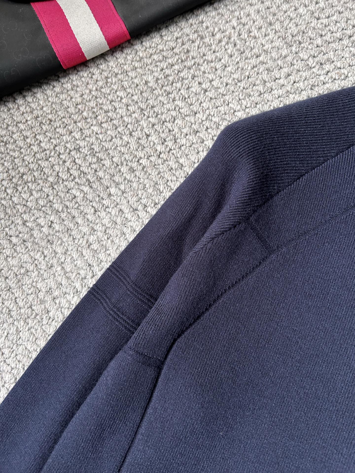 古奇2025秋冬男士开衫外套 整衣定制定染含羊毛棉纱线，手感柔软质地亲肤，精细针织，上等品质大厂生产，手