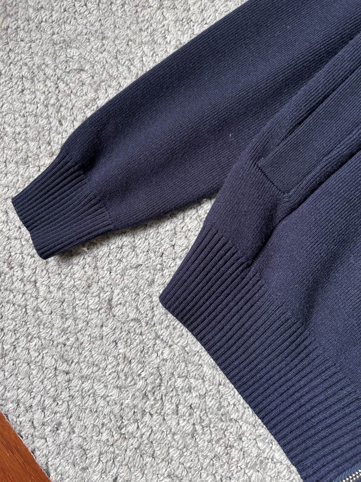 古奇2025秋冬男士开衫外套 整衣定制定染含羊毛棉纱线，手感柔软质地亲肤，精细针织，上等品质大厂生产，手