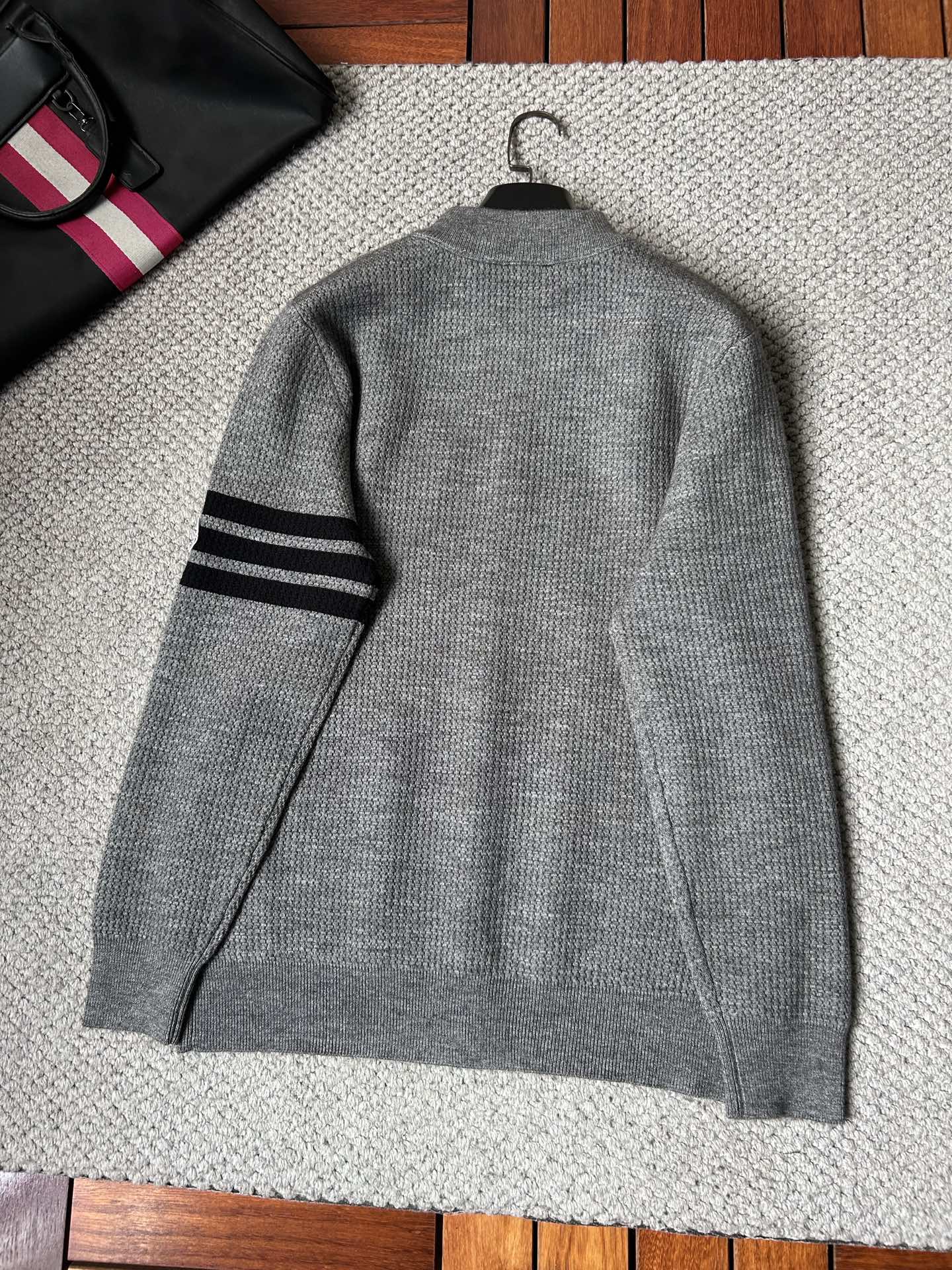 蒙‘’2025秋冬男士开衫外套 整衣定制定染含羊毛棉纱线，手感柔软质地亲肤，精细针织，上等品质大厂生产，