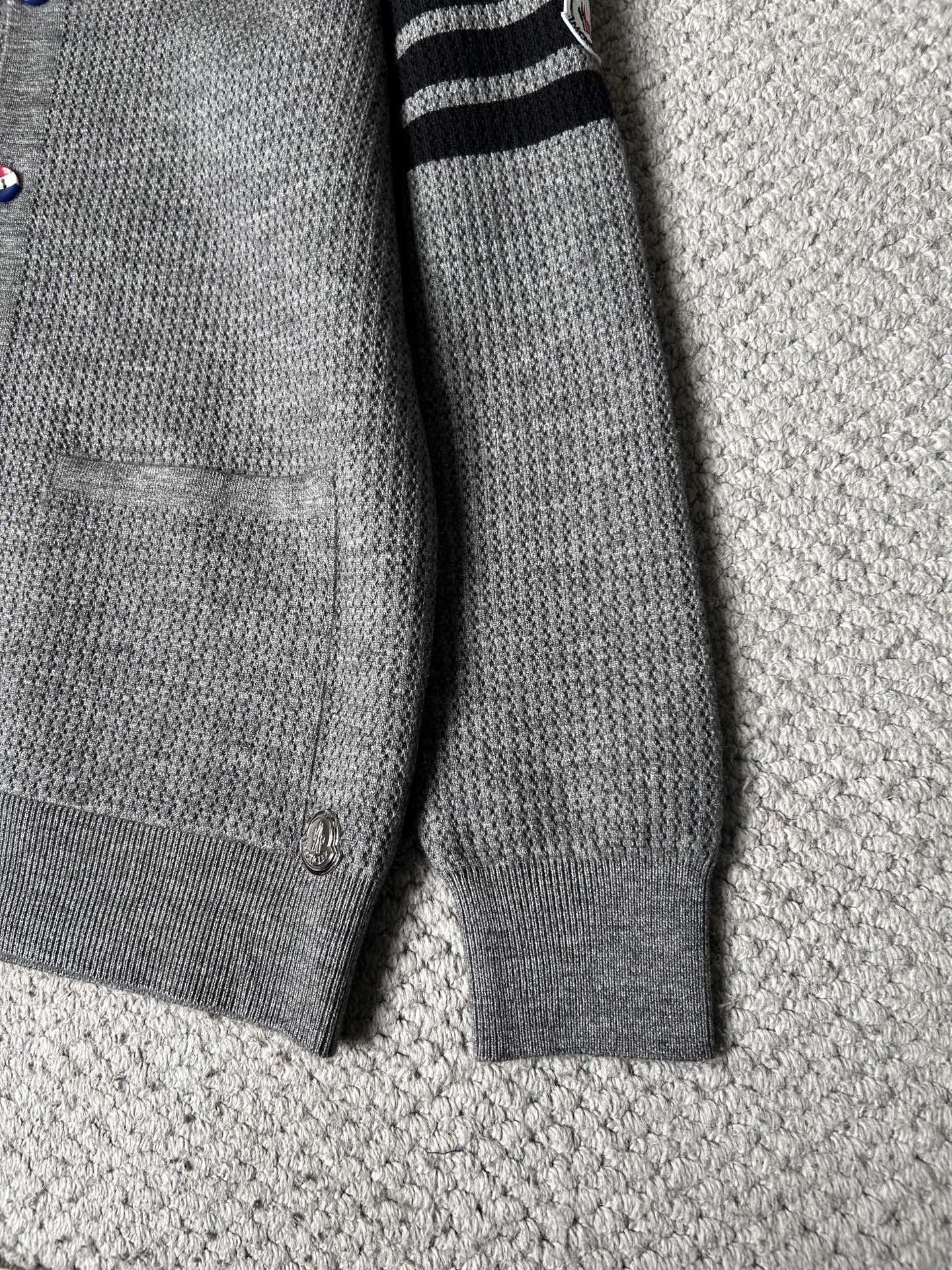 蒙‘’2025秋冬男士开衫外套 整衣定制定染含羊毛棉纱线，手感柔软质地亲肤，精细针织，上等品质大厂生产，