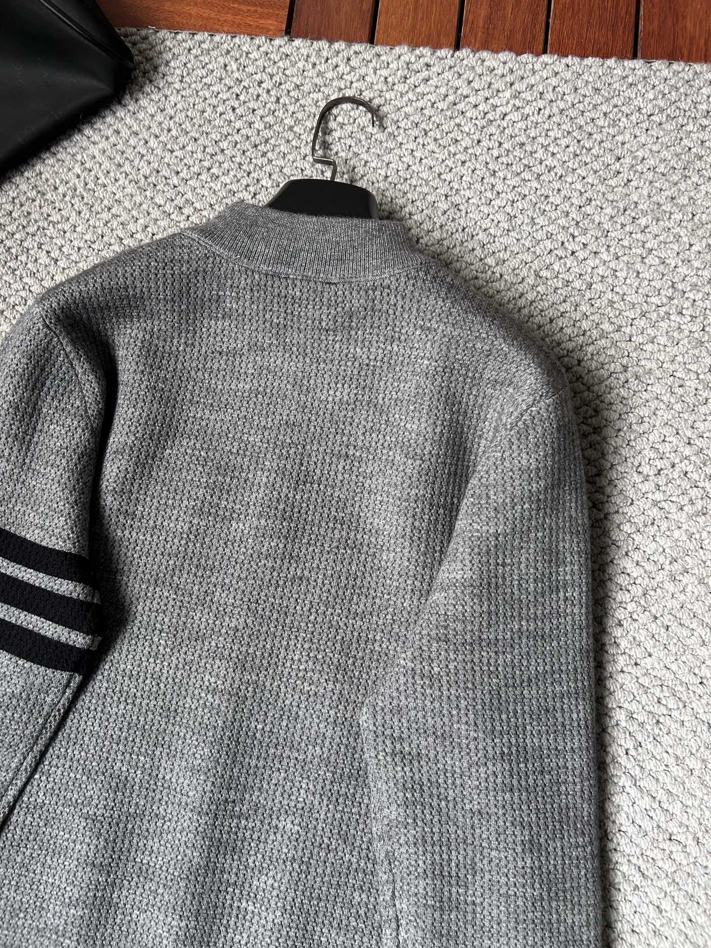 蒙‘’2025秋冬男士开衫外套 整衣定制定染含羊毛棉纱线，手感柔软质地亲肤，精细针织，上等品质大厂生产，