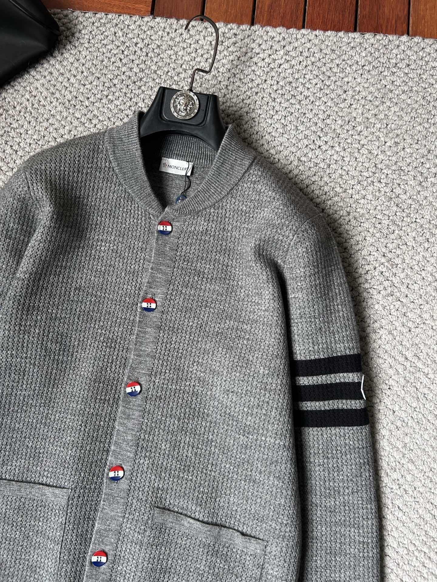 蒙‘’2025秋冬男士开衫外套 整衣定制定染含羊毛棉纱线，手感柔软质地亲肤，精细针织，上等品质大厂生产，