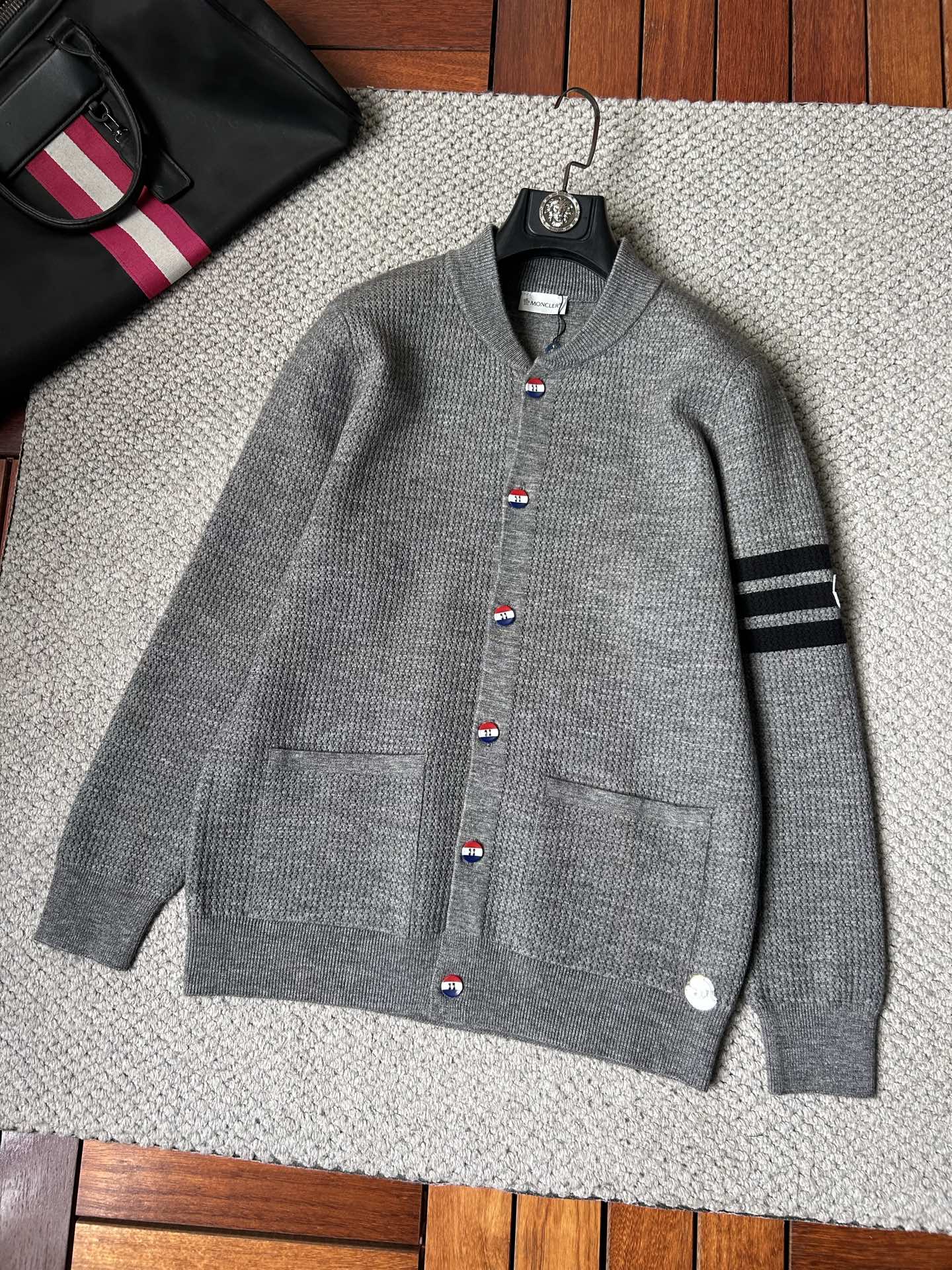 蒙‘’2025秋冬男士开衫外套 整衣定制定染含羊毛棉纱线，手感柔软质地亲肤，精细针织，上等品质大厂生产，