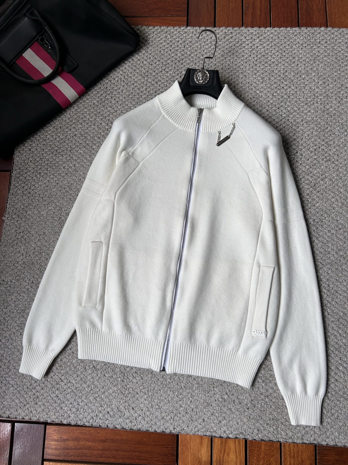 古‘’2025秋冬男士开衫外套 整衣定制定染含羊毛棉纱线，手感柔软质地亲肤，精细针织，上等品质大厂生产，