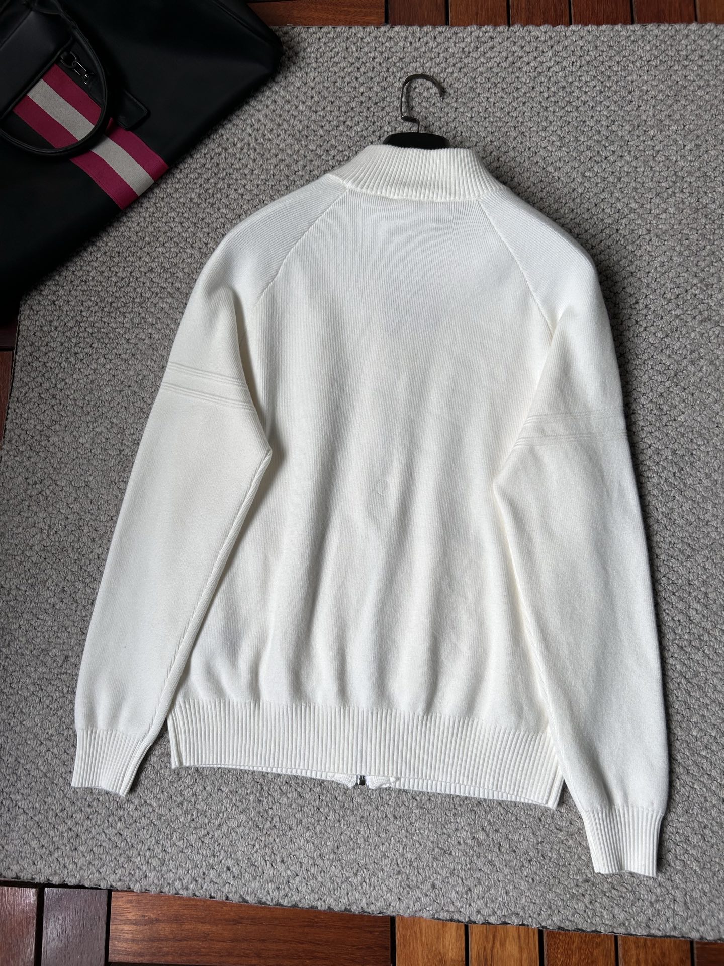 古‘’2025秋冬男士开衫外套 整衣定制定染含羊毛棉纱线，手感柔软质地亲肤，精细针织，上等品质大厂生产，