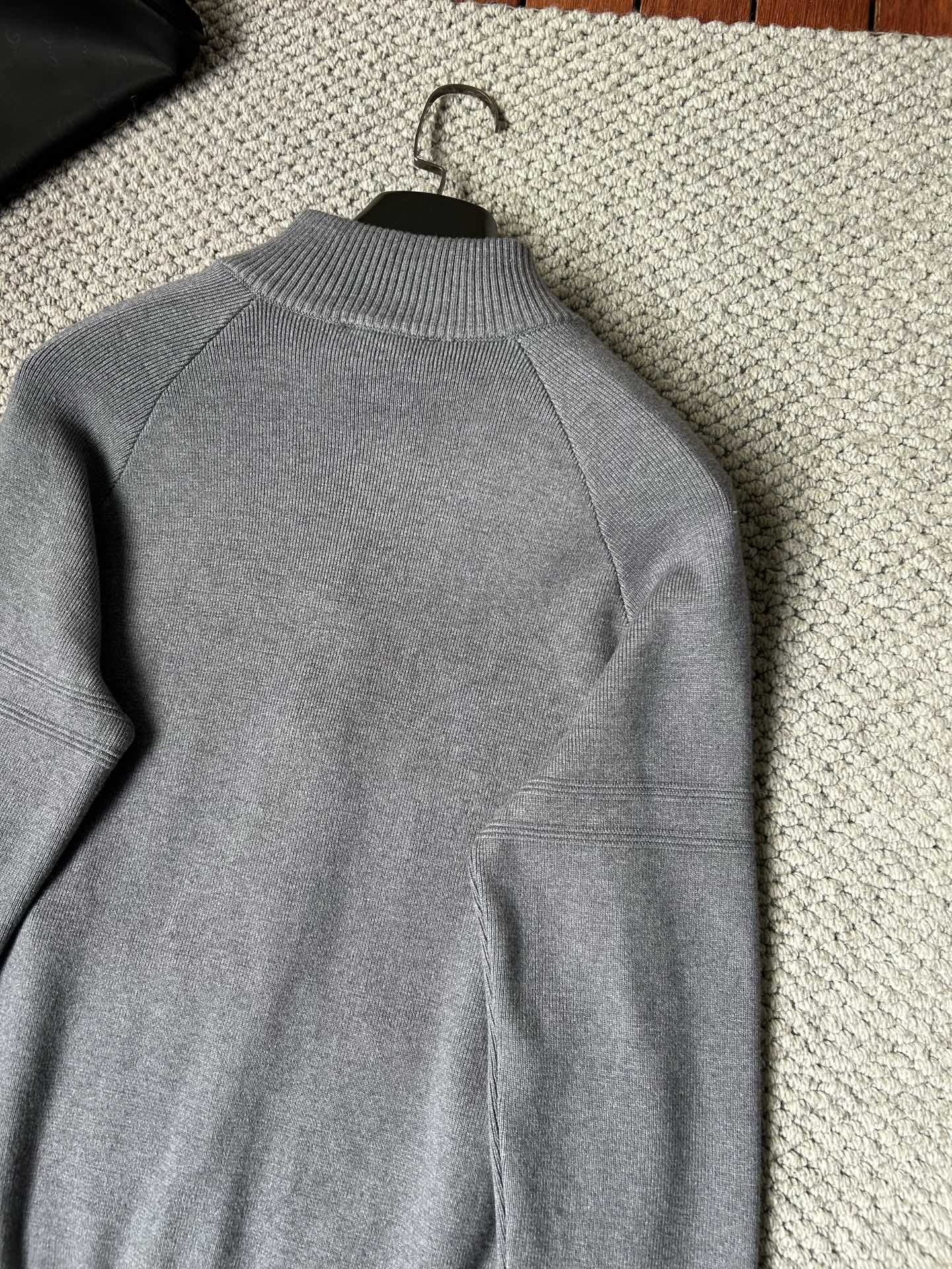 古‘’2025秋冬男士开衫外套 整衣定制定染含羊毛棉纱线，手感柔软质地亲肤，精细针织，上等品质大厂生产，