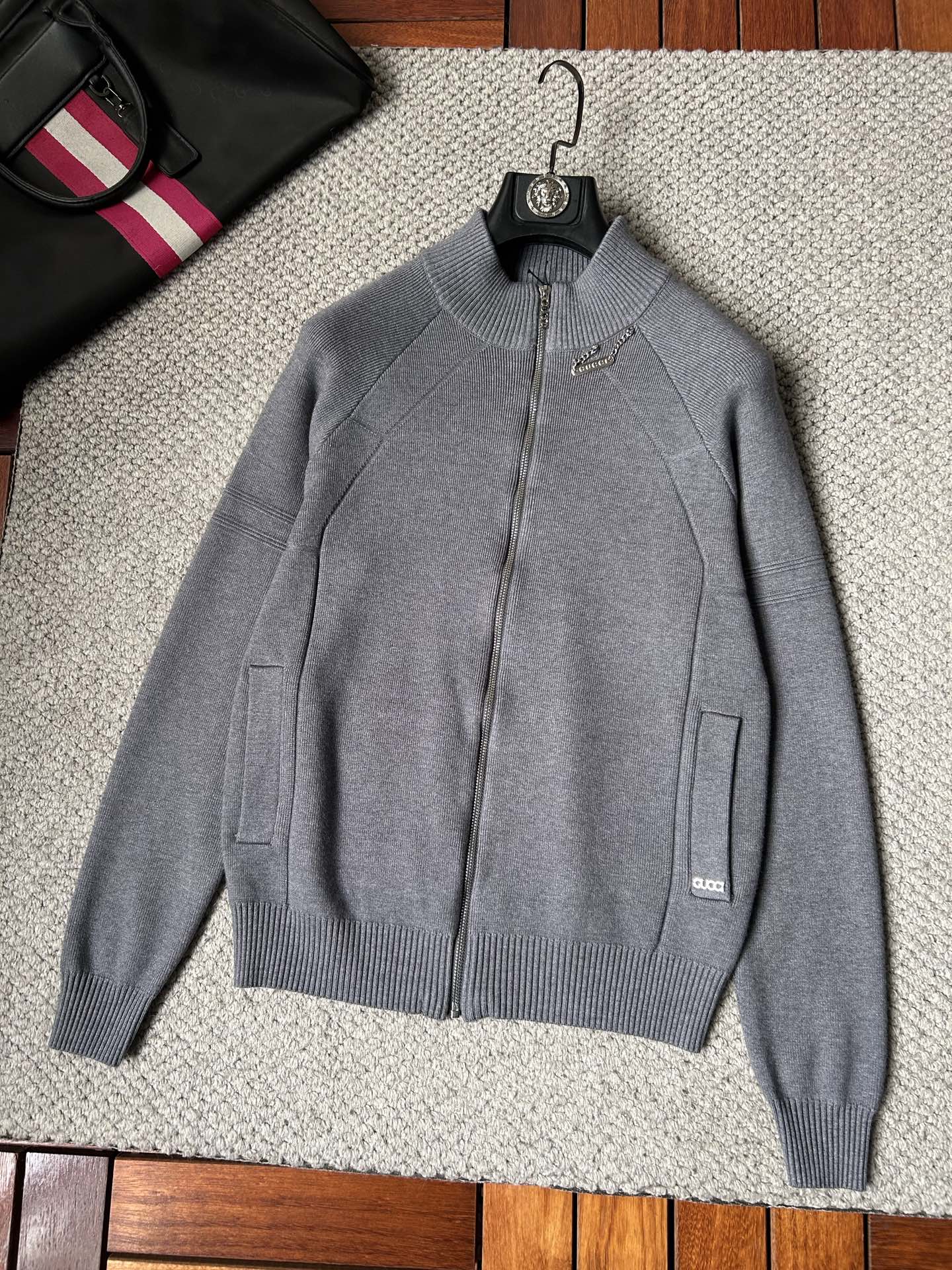 古‘’2025秋冬男士开衫外套 整衣定制定染含羊毛棉纱线，手感柔软质地亲肤，精细针织，上等品质大厂生产，