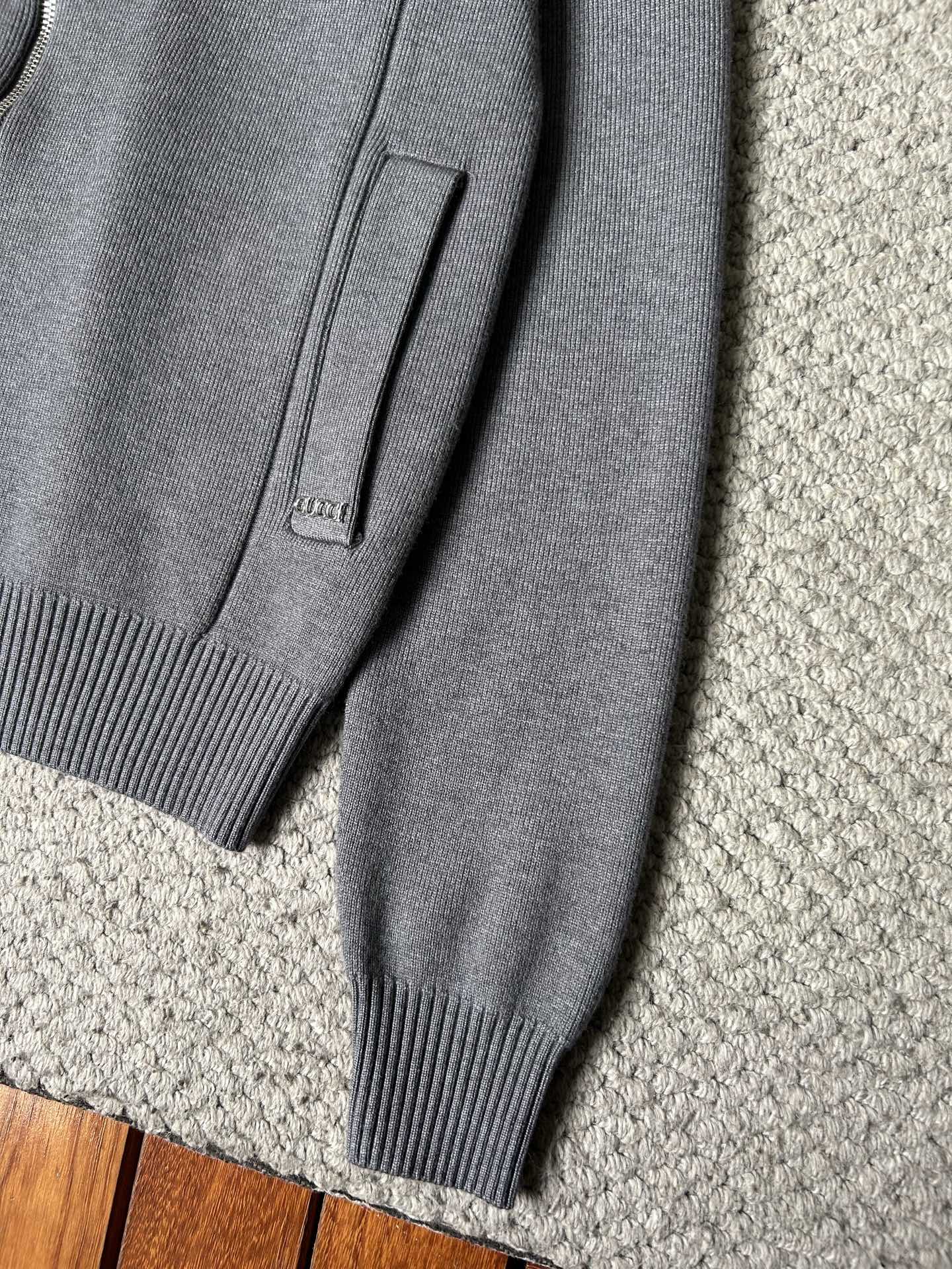 古‘’2025秋冬男士开衫外套 整衣定制定染含羊毛棉纱线，手感柔软质地亲肤，精细针织，上等品质大厂生产，