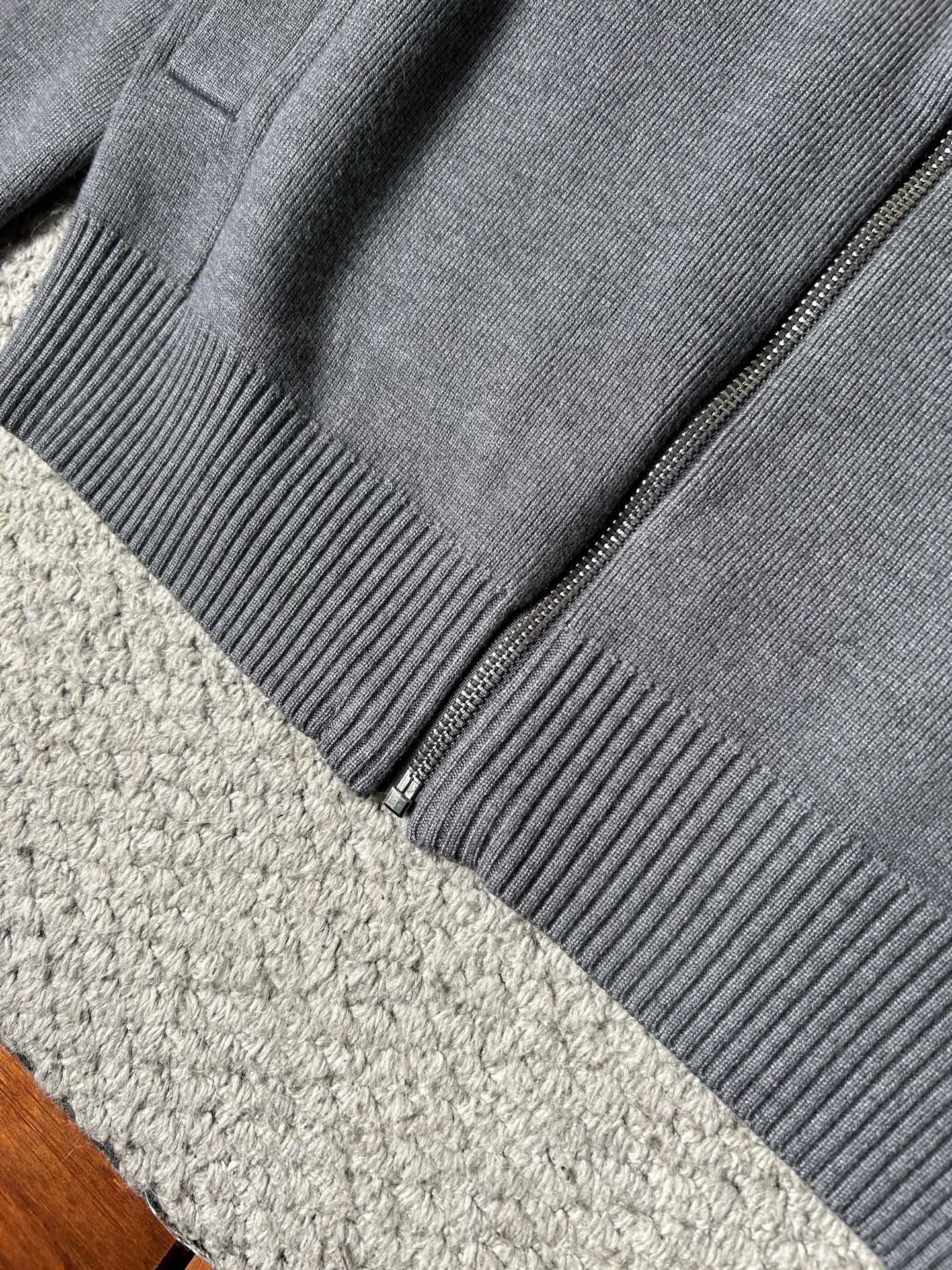 古‘’2025秋冬男士开衫外套 整衣定制定染含羊毛棉纱线，手感柔软质地亲肤，精细针织，上等品质大厂生产，