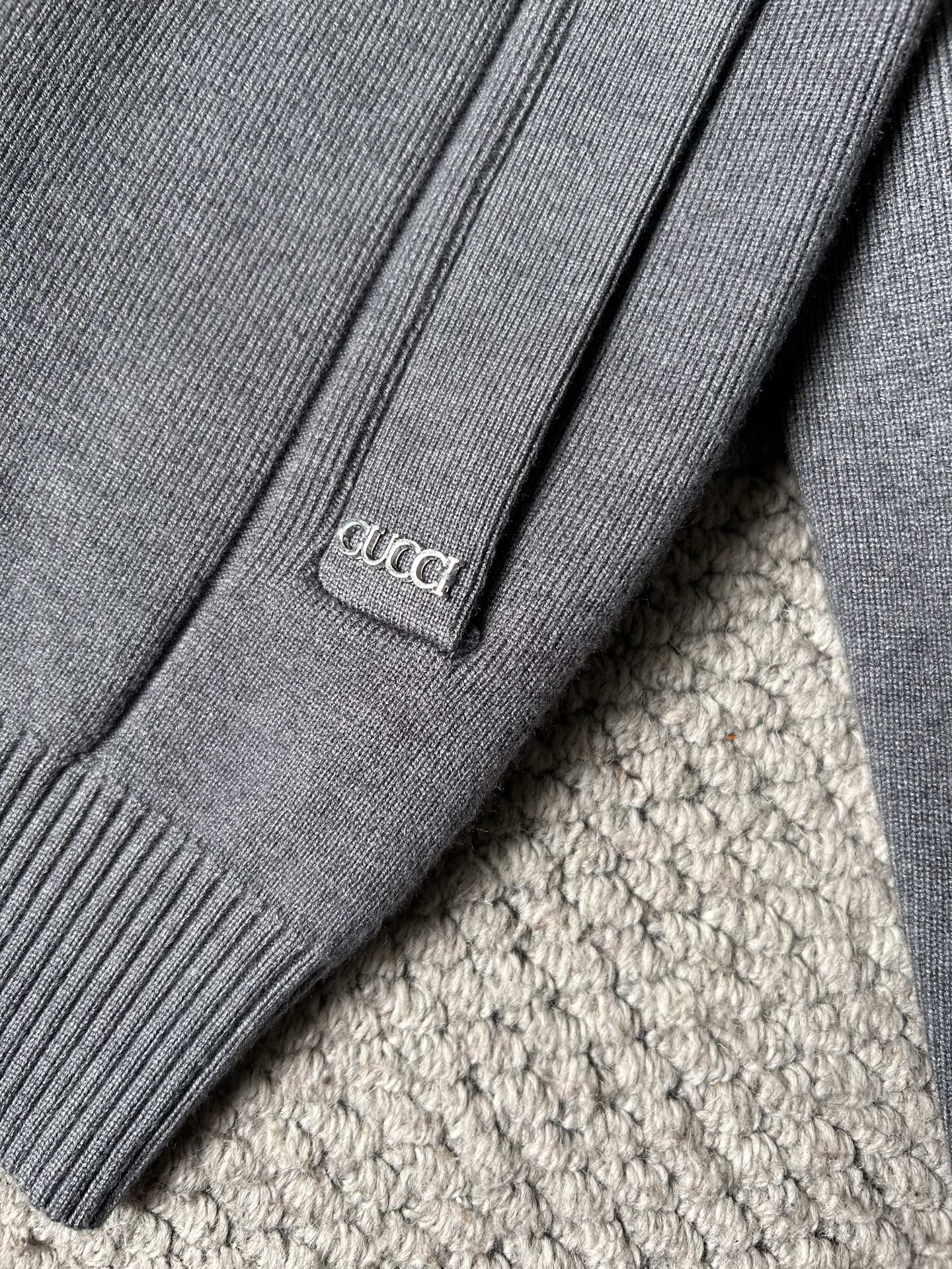 古‘’2025秋冬男士开衫外套 整衣定制定染含羊毛棉纱线，手感柔软质地亲肤，精细针织，上等品质大厂生产，