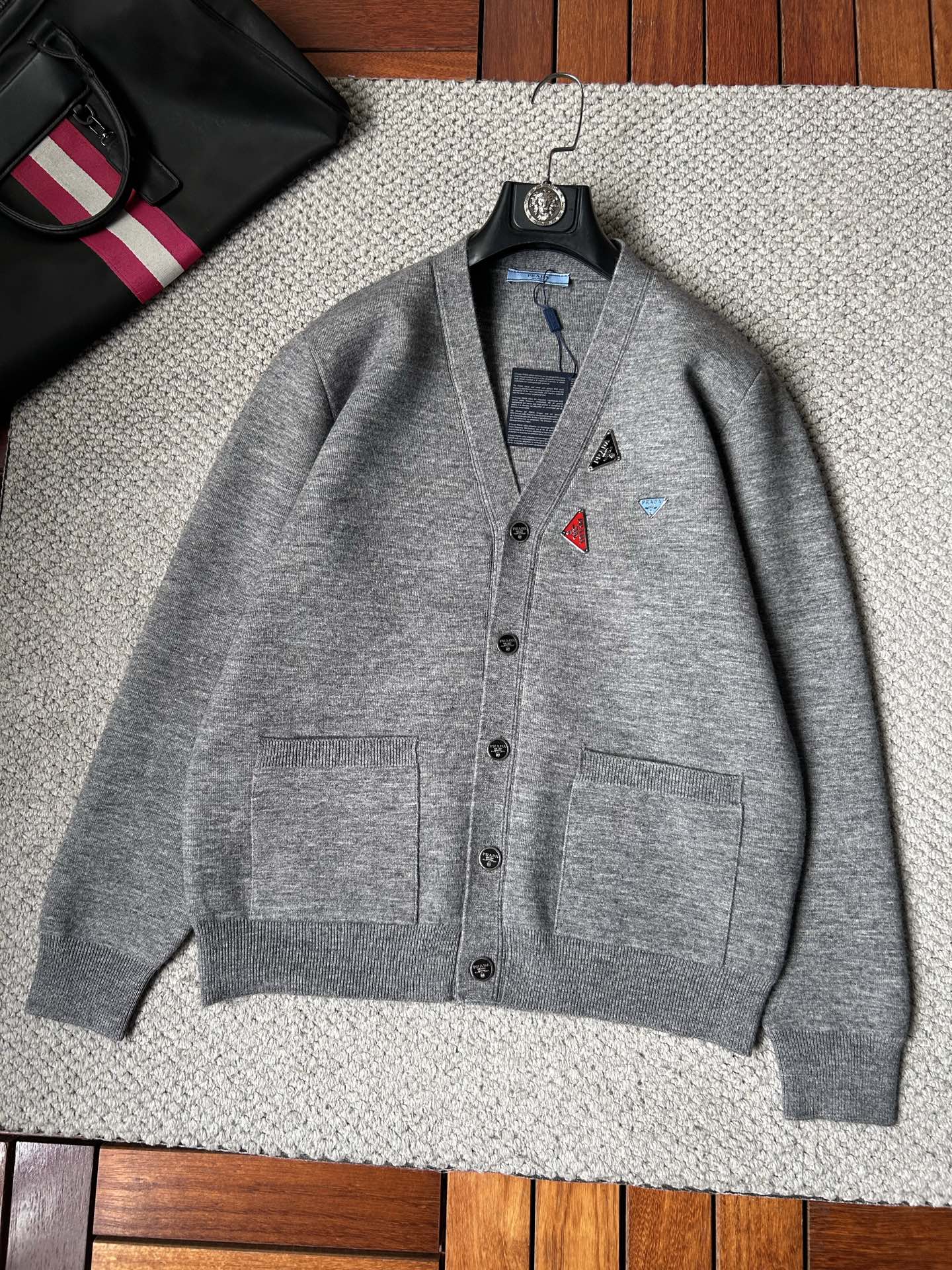 古‘’2025秋冬男士开衫外套 整衣定制定染含羊毛棉纱线，手感柔软质地亲肤，精细针织，上等品质大厂生产，