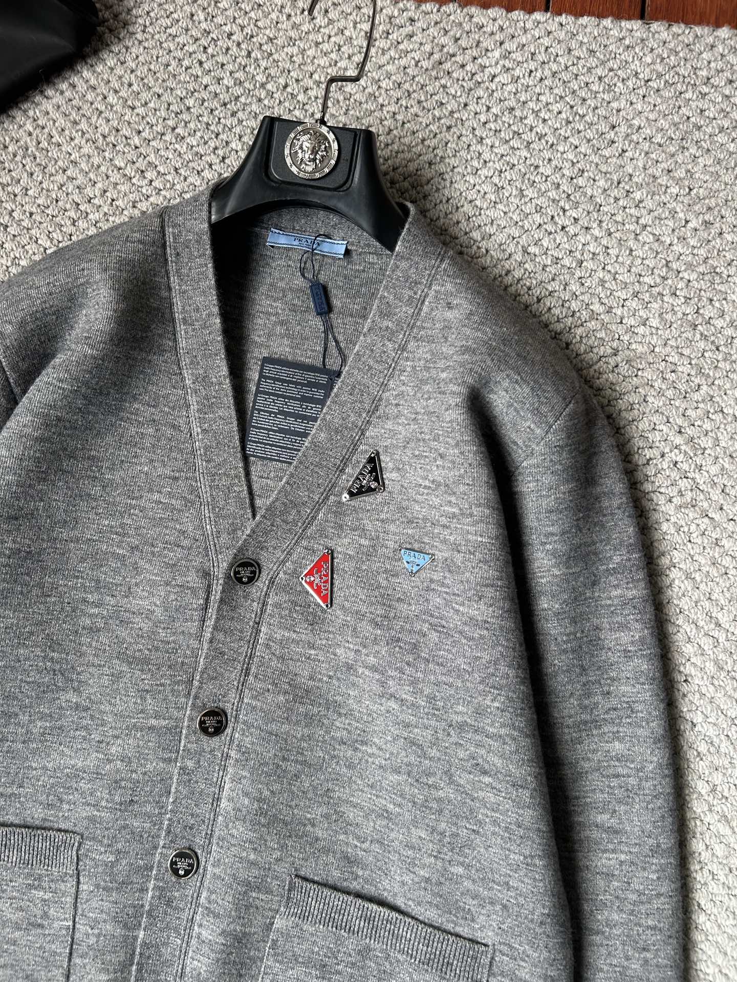 古‘’2025秋冬男士开衫外套 整衣定制定染含羊毛棉纱线，手感柔软质地亲肤，精细针织，上等品质大厂生产，