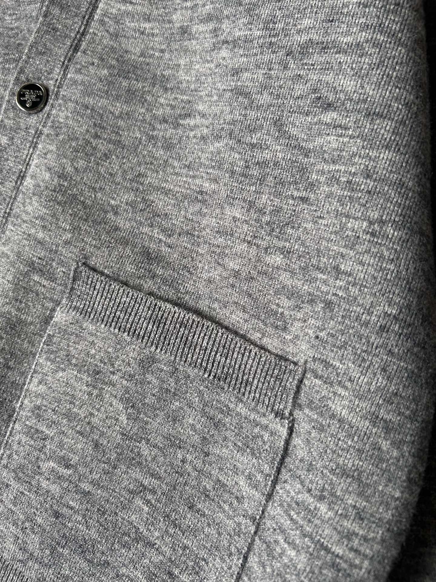 古‘’2025秋冬男士开衫外套 整衣定制定染含羊毛棉纱线，手感柔软质地亲肤，精细针织，上等品质大厂生产，