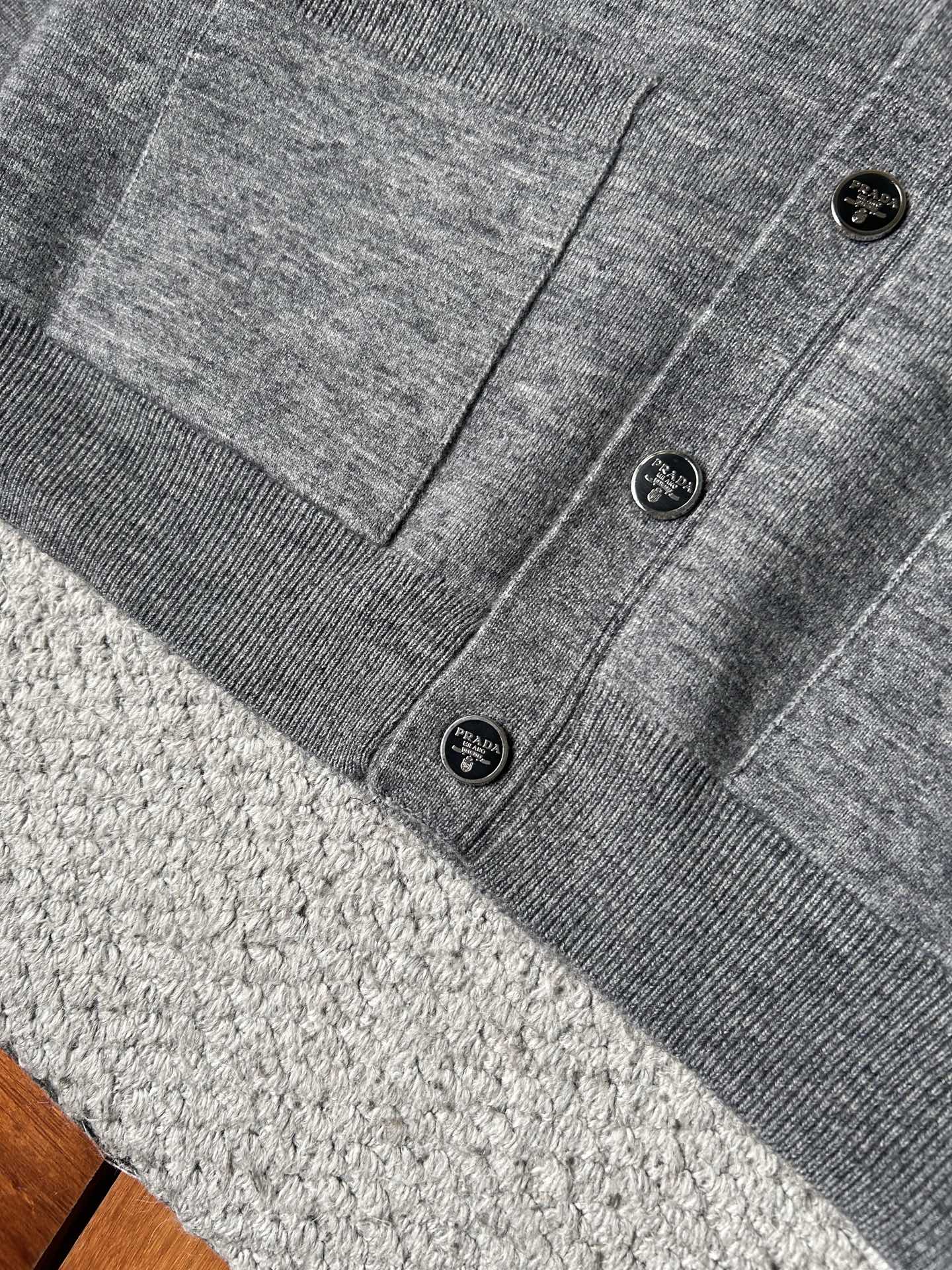 古‘’2025秋冬男士开衫外套 整衣定制定染含羊毛棉纱线，手感柔软质地亲肤，精细针织，上等品质大厂生产，