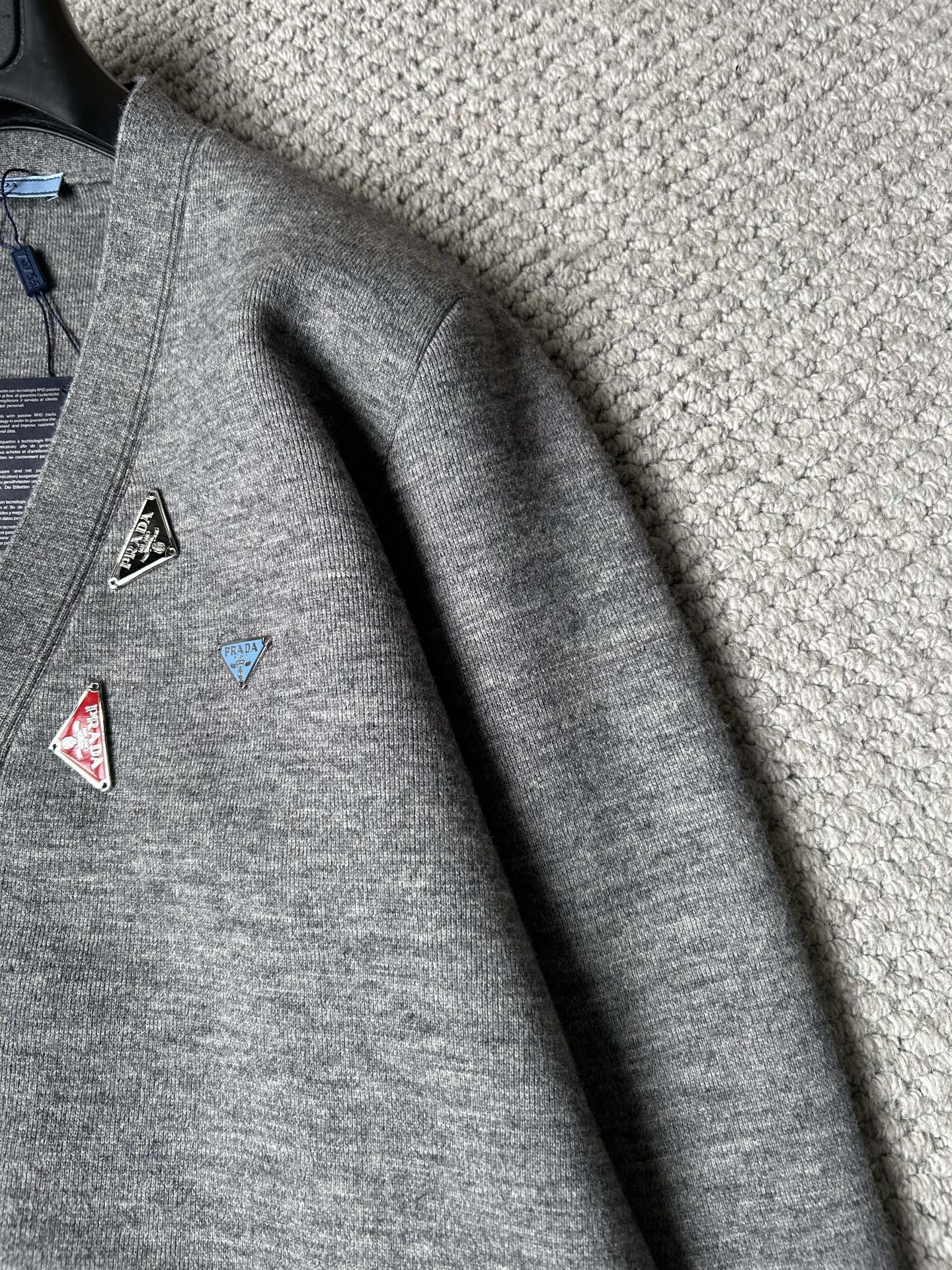 古‘’2025秋冬男士开衫外套 整衣定制定染含羊毛棉纱线，手感柔软质地亲肤，精细针织，上等品质大厂生产，